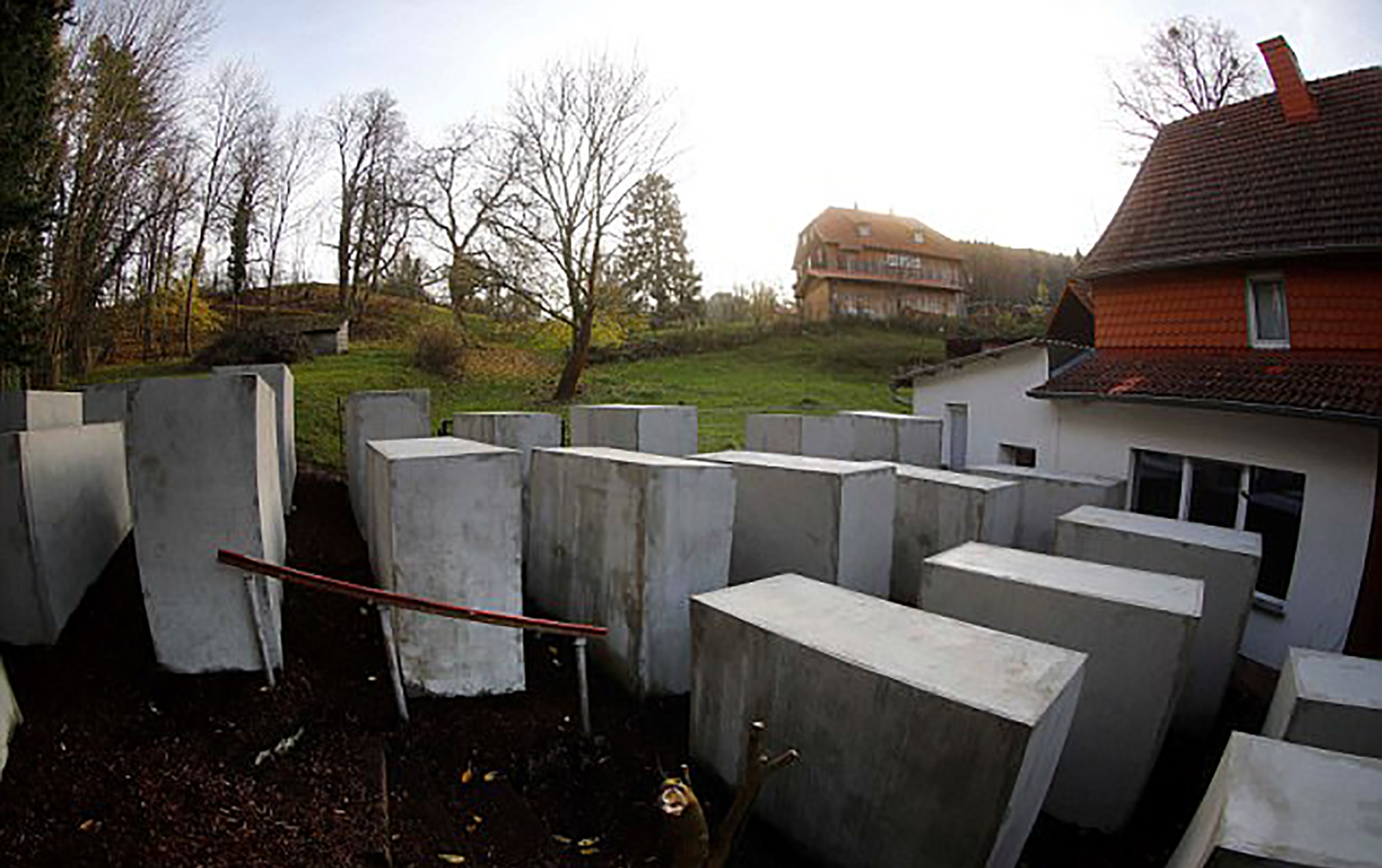 El memorial se ubica justo frente a la residencia de Hoecke (Reuters)