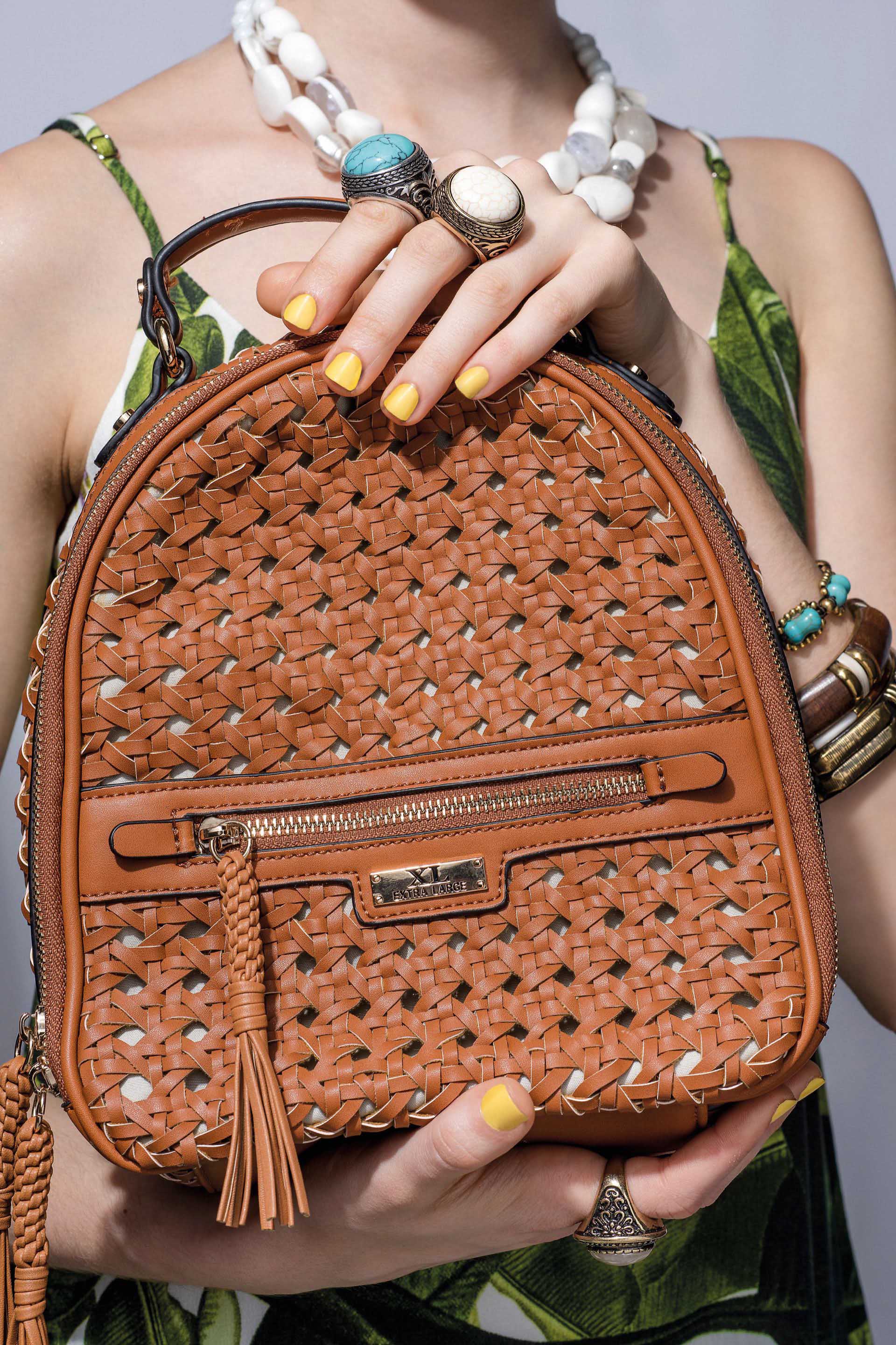 Mochila de cuero ecológico ($ 1.390, XL Extra Large), collar con piedras, anillos con piedras, set de 3 pulseras y pulseras con piedras y mostacillas ($ 300, $ 190 c/u, $ 260 y $ 240 c/u, India Style) y vestido estampado ($ 2.000, Clara Ibarguren). Foto Maia Croizet/ Para Ti