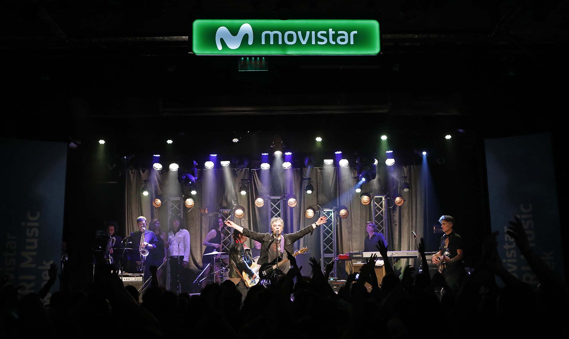 La formación original de la banda de Juanse, acompañada por un set de vientos y coros.