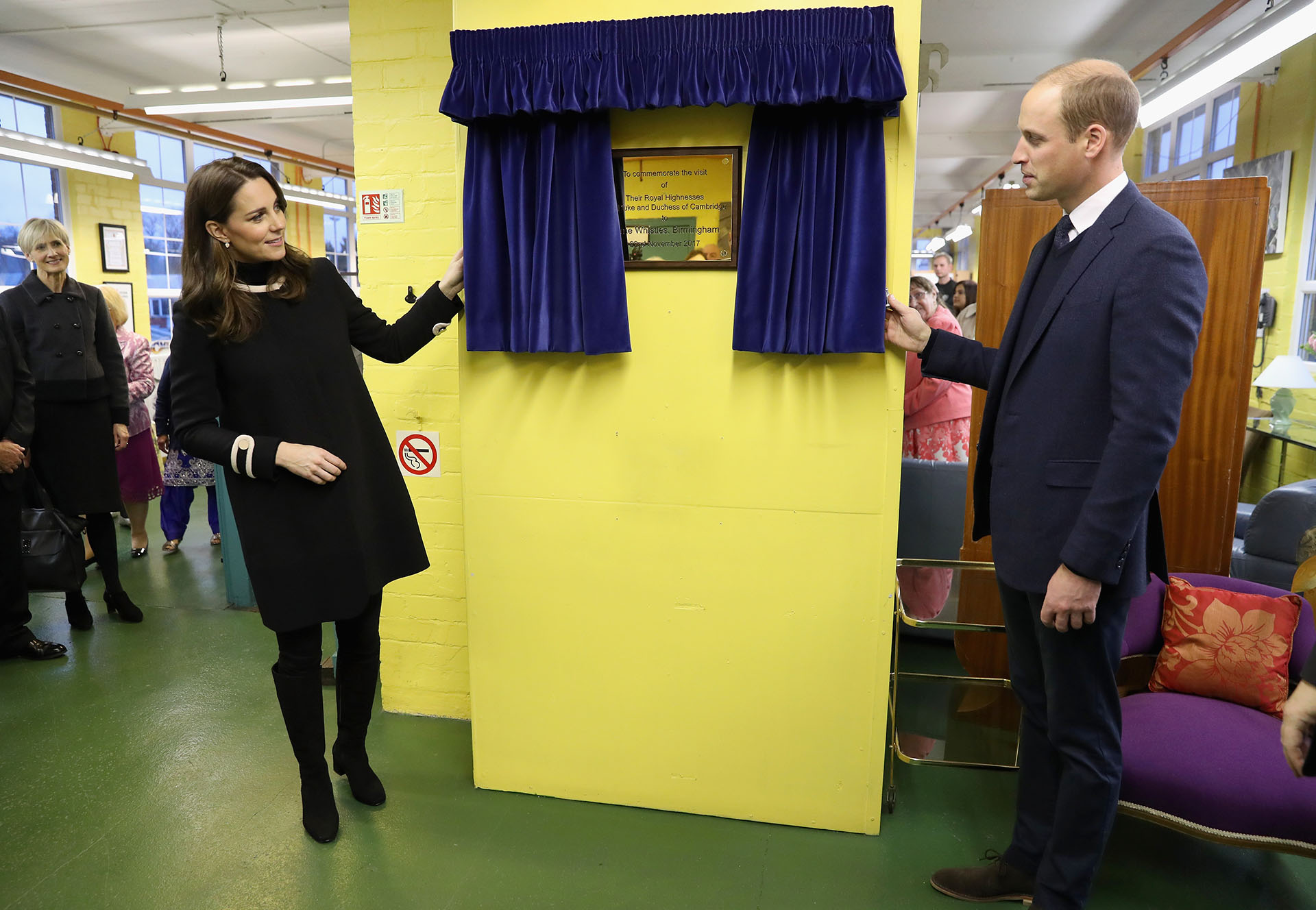 Mientras los duques aún cuidan en su casa a la pequeña Charlotte, el príncipe George ya asiste a diario al colegio Thomas’s Battersea, al sur de Londres /// Fotos: Getty Images