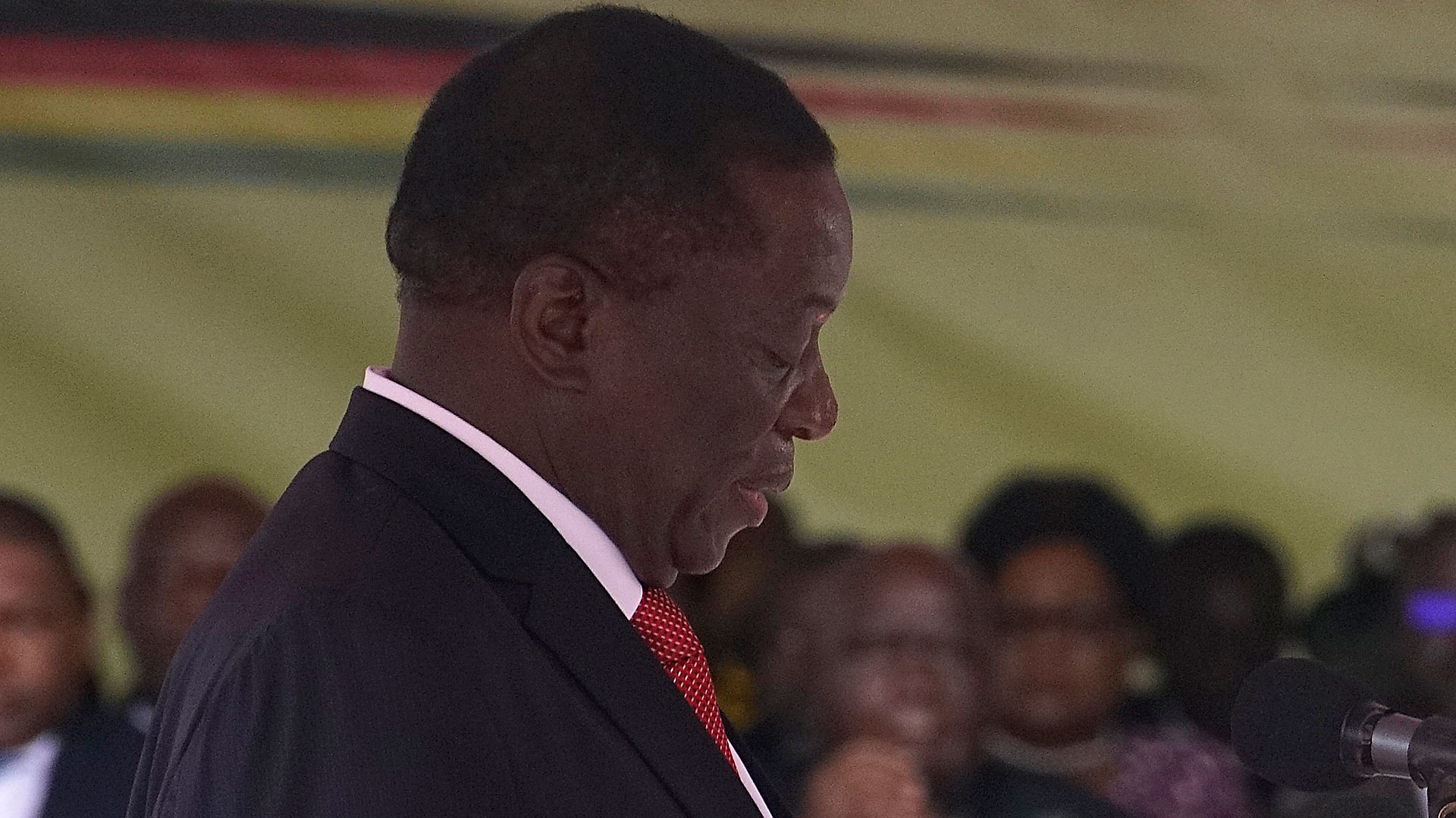Emmerson Mnangagwa habla ante la multitud que asistió a su jura como presidente (AFP)