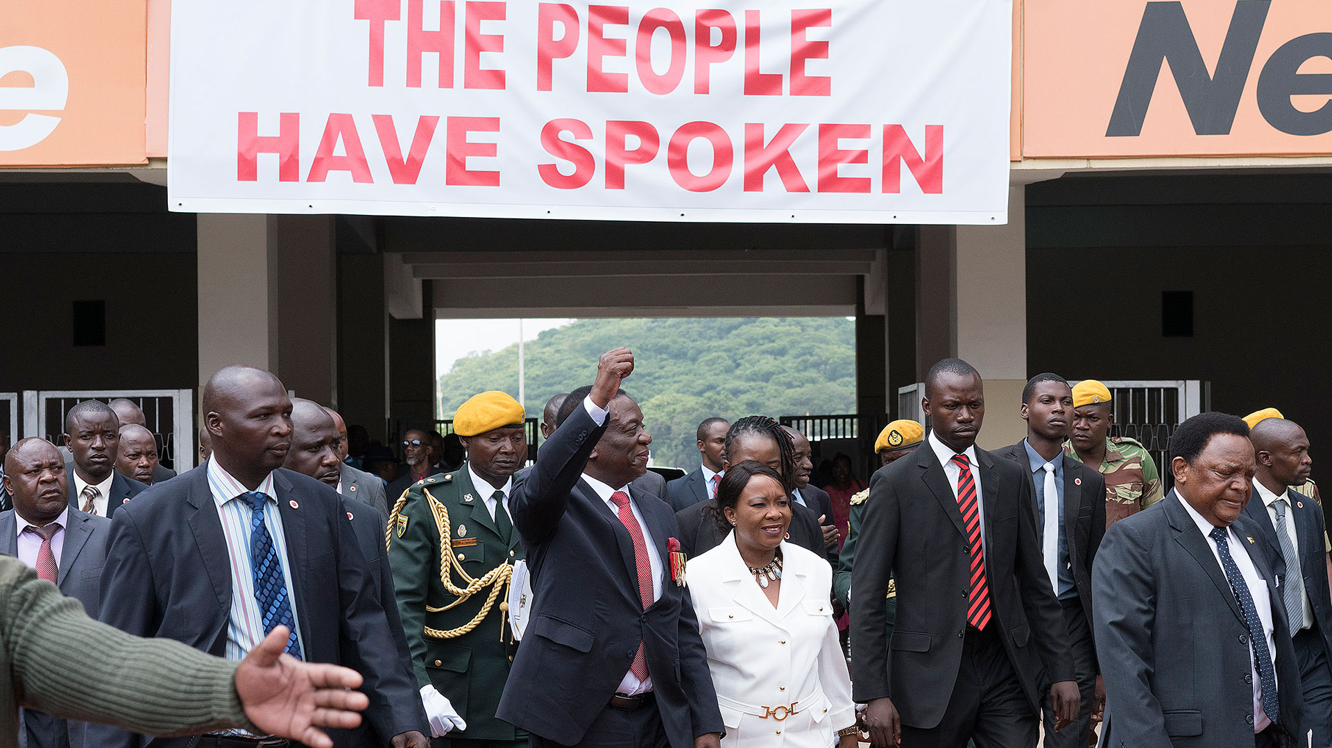 “El pueblo ha hablado”, dice el cartel sobre Emmerson Mnangagwa, quien entra al Estadio Nacional de Harare para jurara como presidente de Zimbabwe(AFP)