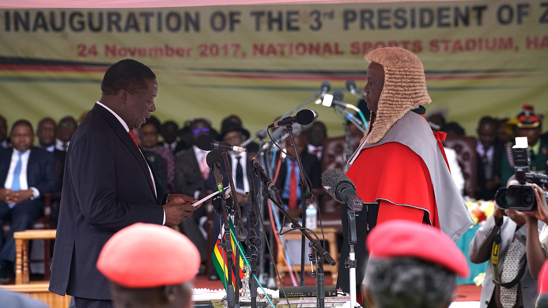 El momento de la jura de Mnangagwa ante un juez (AFP)