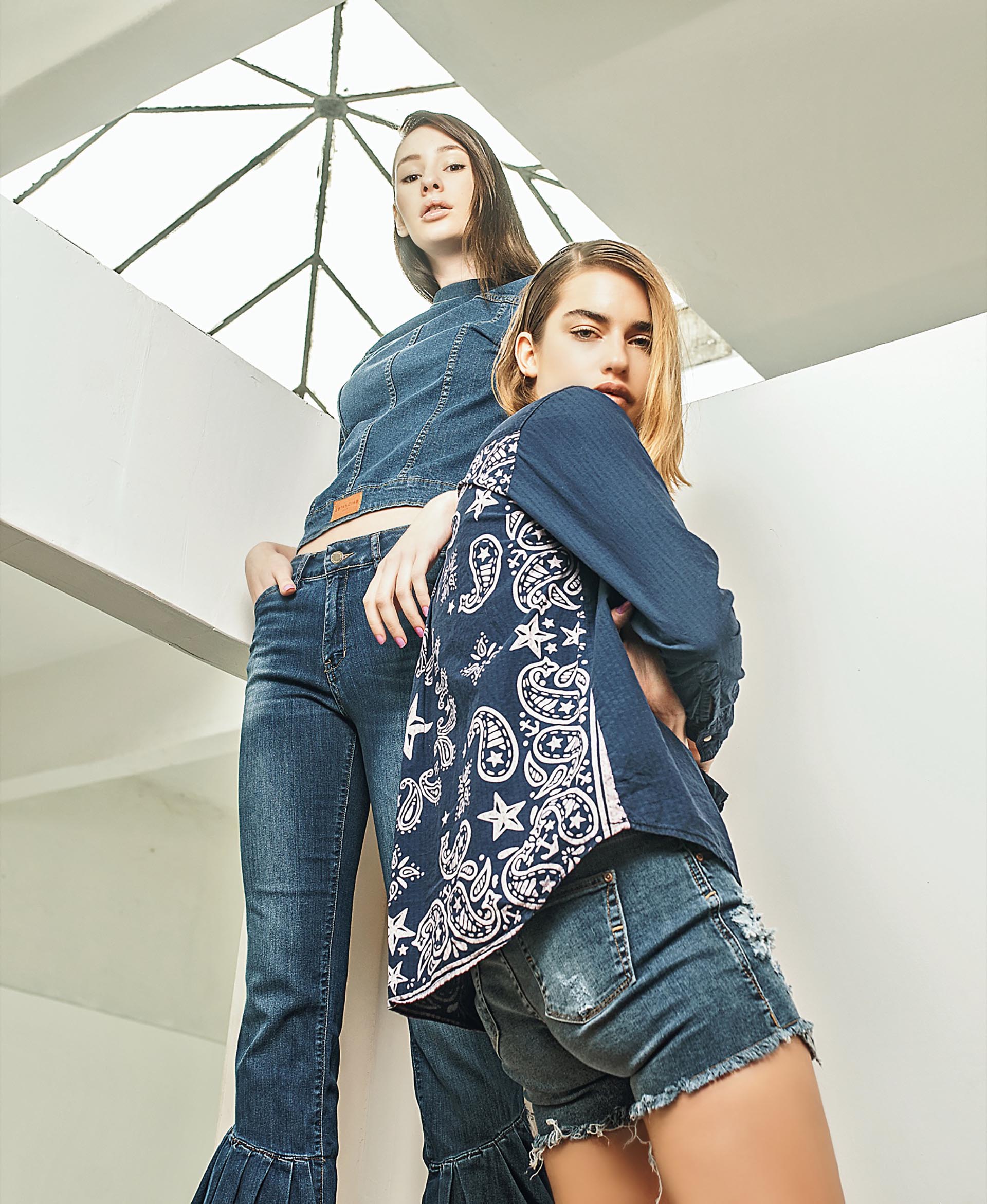 Stefania: campera de denim ($ 1.420, Estancias) y pantalón con volado (Vitamina). Dunia: camisa con estampa ($ 2.490, Wanama) y short con roturas ($ 792, Scombro). Foto Juan Jauregui/ Para Ti