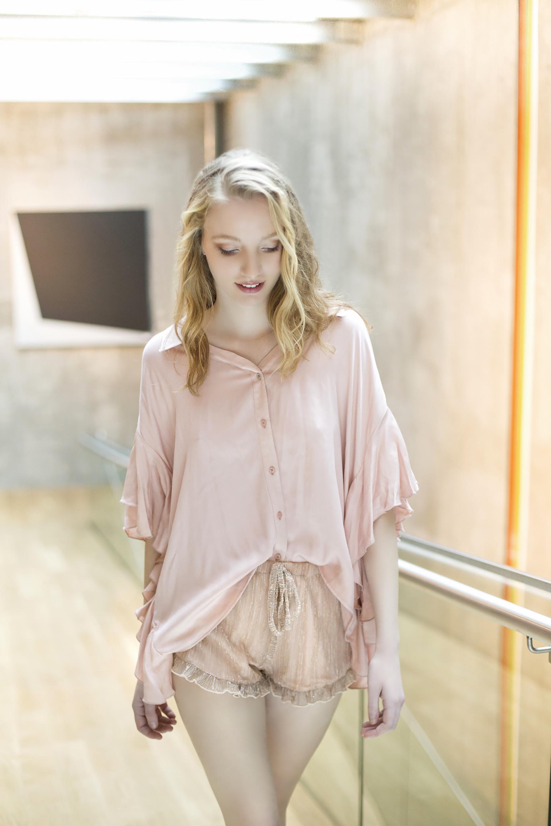 Blusa de algodón con vuelo ($ 2.900, Rapsodia) y short metálico con volados ($ 999, 47 Street). Fotos Conejo Collins/Para Ti