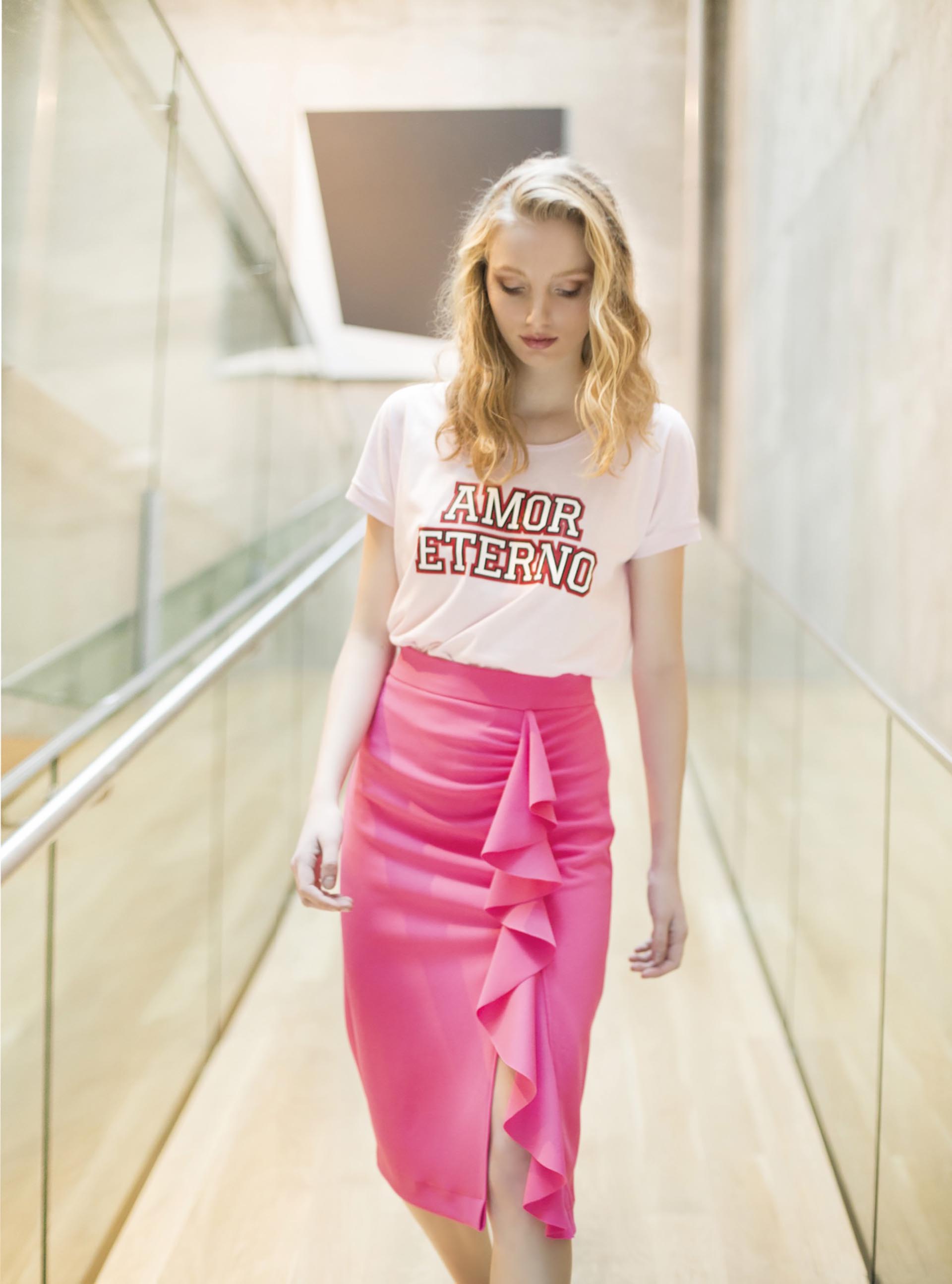 Remera de algodón con estampa ($ 690, Kosiuko) y falda midi con volados ($ 1.200, Melocotón). Fotos Conejo Collins/Para Ti