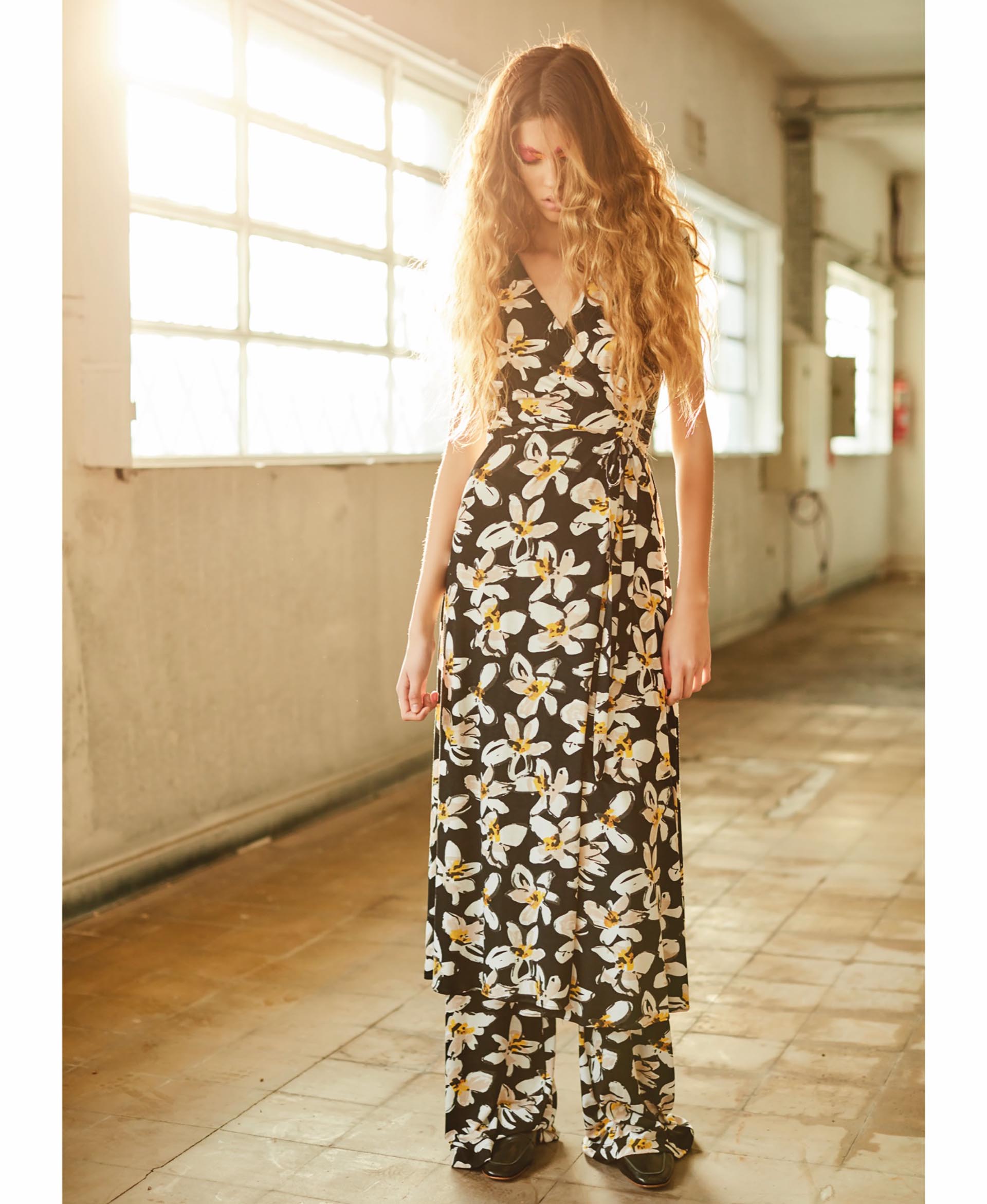 Vestido cache coeur y pantalón con estampa floral ($ 3.990 y $ 2.990, María Vázquez) y mules ($ 2.400, a pie). Foto Raúl de Chapearouge