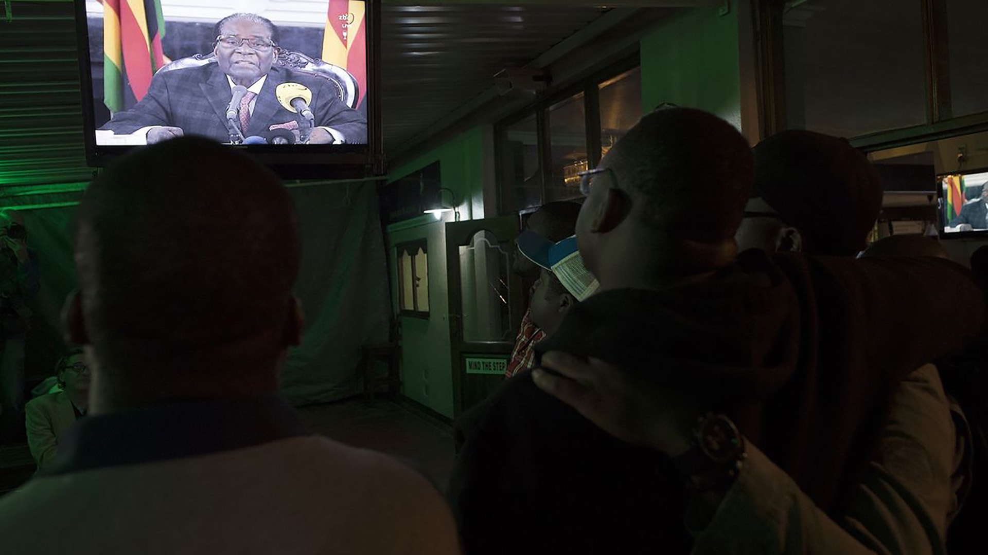 Mugabe transmite un discurso en cadena nacional tras su reunión con los generales militares el 19 de noviembre de 2017. Su renuncia llegó dos días después