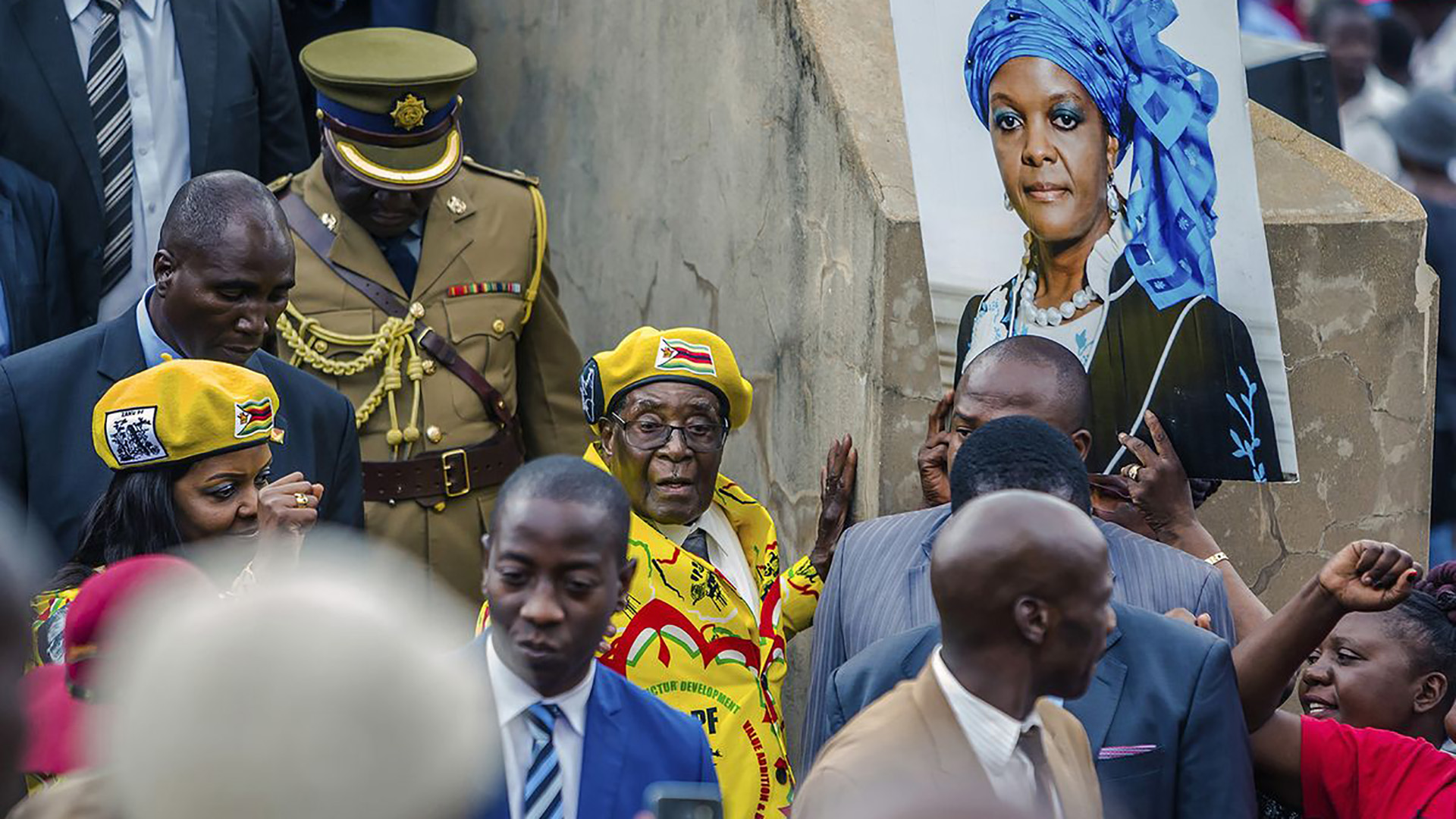 Mugabe y su esposa Grace llegan al cuartel general del partido gobernante en Harare. Mugabe despidió a Emmerson Mnangagwa como su vicepresidente el 8 de noviembre de 2017. El ascenso de Grace Mugabe ha contribuido a la decisión militar de actuar contra su marido.