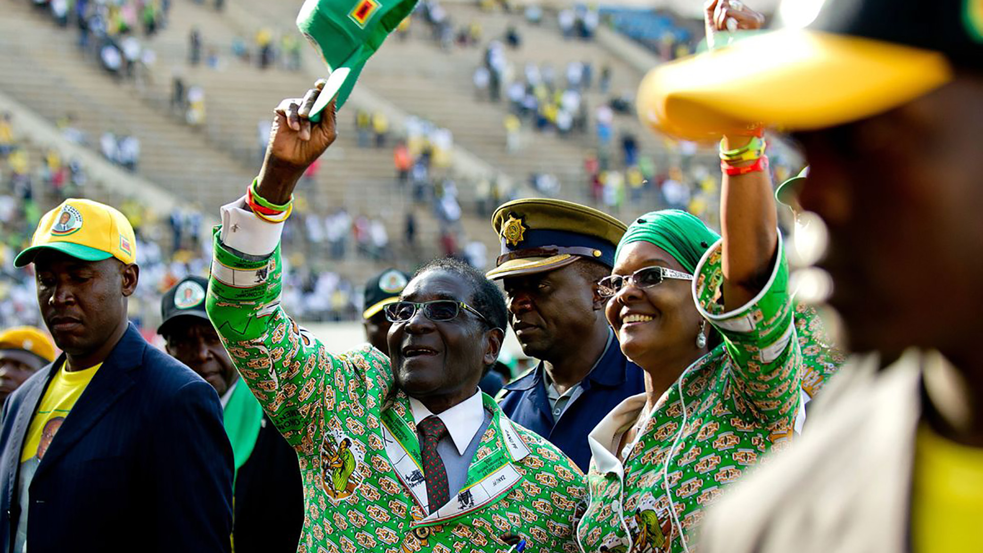 Mugabe y su esposa Grace saludan a sus seguidores en una concentración electoral en Harare en 2013. En aquellas elecciones, Mugabe se enfrentaba contra su antiguo rival Morgan Tsvangirai.