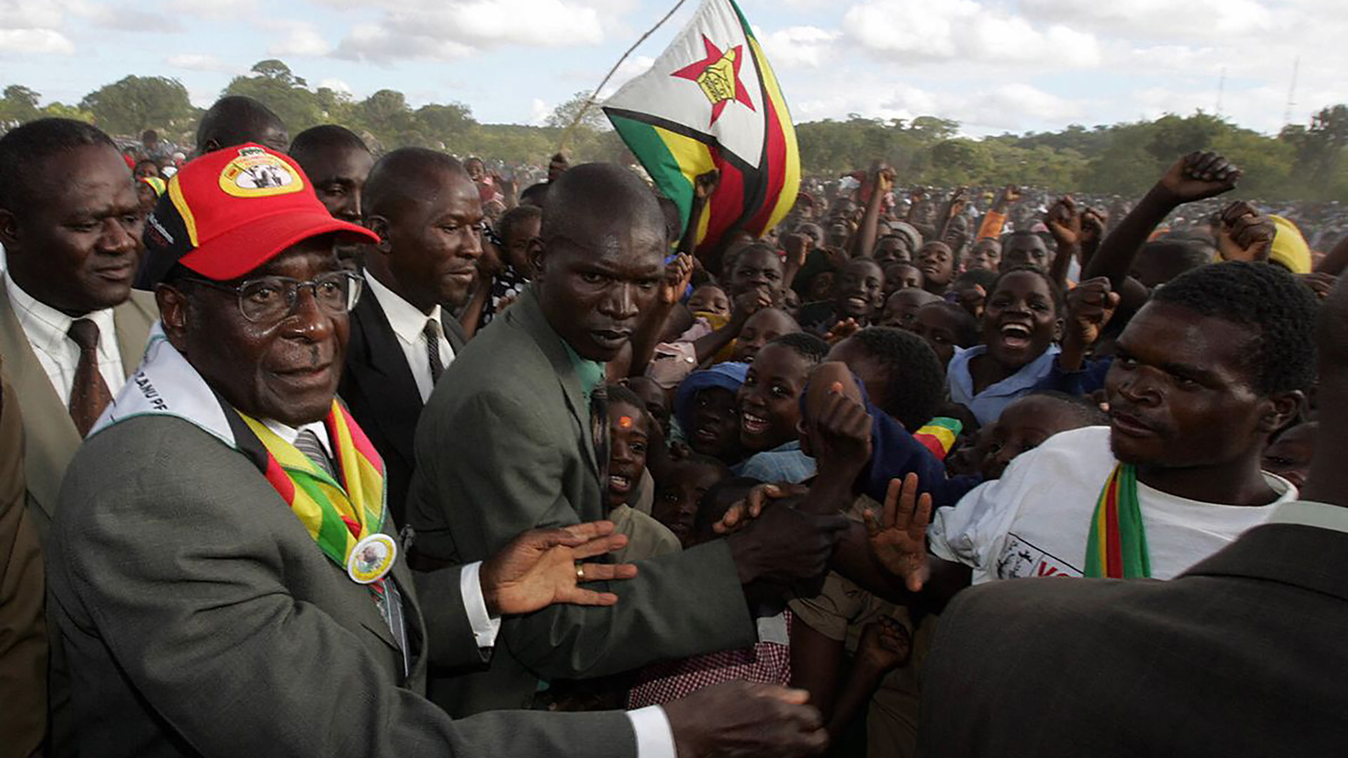 Mugabe es recibido por simpatizantes al llegar a una concentración electoral parlamentaria en Gutu, 220 kilómetros al sur de Harare, en marzo de 2005.