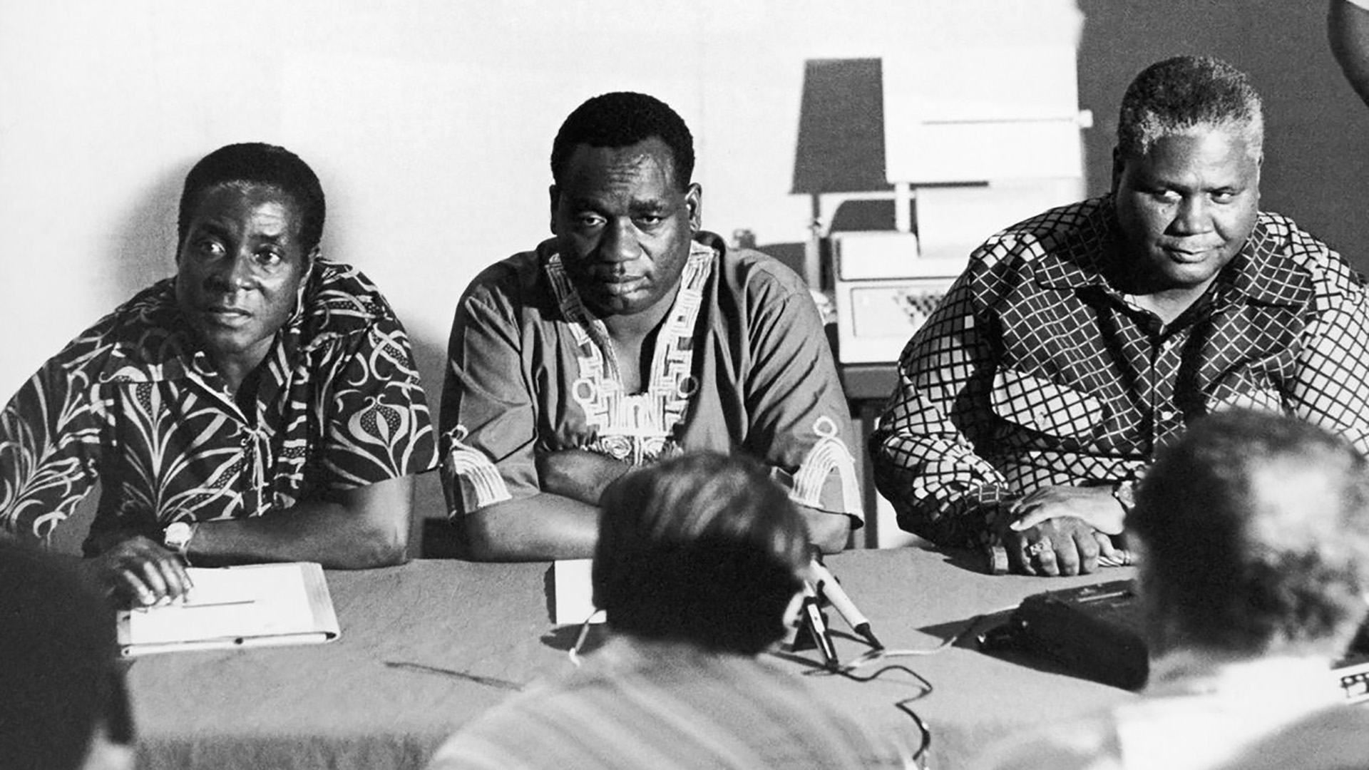 Rober Mugabe (izquierda) asiste a una reunión en Dar Es Salaam, Tanzania como líder de las fuerzas de combate rodesianas a principios de la década del sesenta. A su lado, Georges Silundika, secretario de información y vicedirector del Congreso Nacional Africano, y Joshua Nkomo, líder del partido Zimbabwean African People Union.