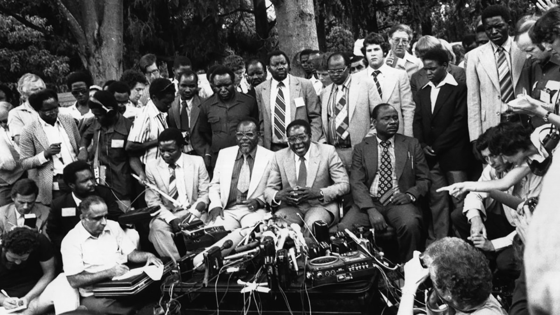 Mugabe durante una conferencia de prensa en su jardín en Mount Pleasant, Salisbury (como se conocía entonces a la actual Harare, capital del país) el 6 de marzo de 1980, poco después de ser elegido como primer ministro post-independencia de la nación.