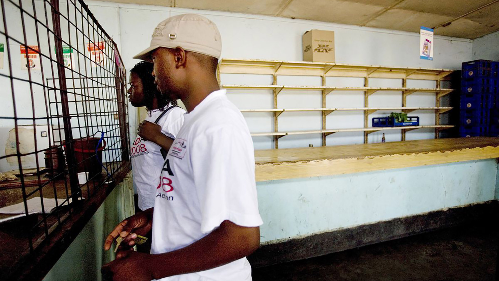 Los estantes están vacíos en una tienda en Mazowe, Zimbabwe, en 2009.
