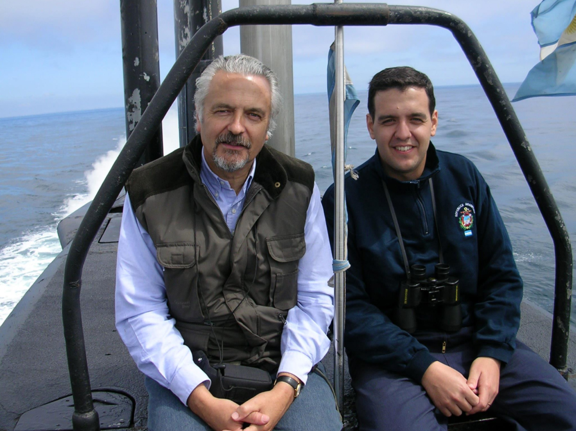 El Capitán de Corbeta Jorge Ignacio Bergallo (der), segundo comandante a bordo del ARA San Juan, junto a su padre, marino como él