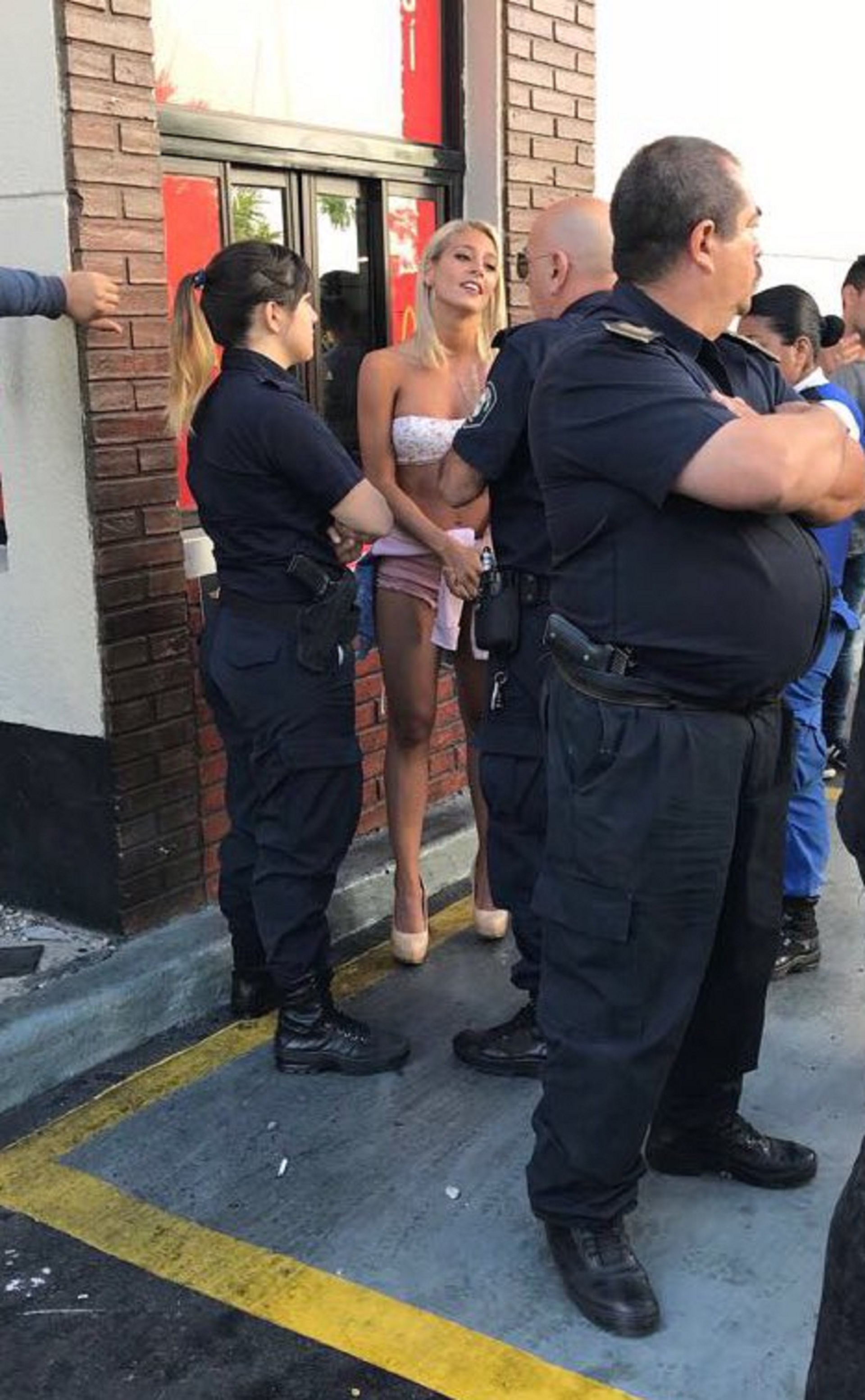 Sol Pérez quedó en medio de un confuso episodio la madrugada del domingo que terminó con intervención de la policía. “Fui a trabajar como todos los fines de semana y cuando volvía pase por el auto Mc. con tanta mala suerte que unos pibes empezaron a patear los autos. Nos bajamos y se agarraron a piñas, vino la policía y todo termino bien por suerte. Unos genios los de la policía nos sacamos foto y todo”, explicó la chica del clima