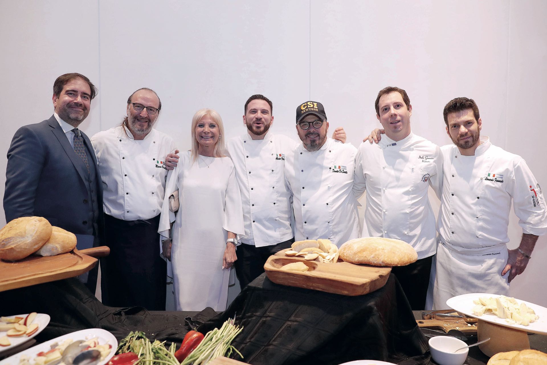 La embajadora Teresa Castaldo, gran anfitriona, en la cocina del hotel y con los chefs. Foto: Francisco Trombetta/GENTE