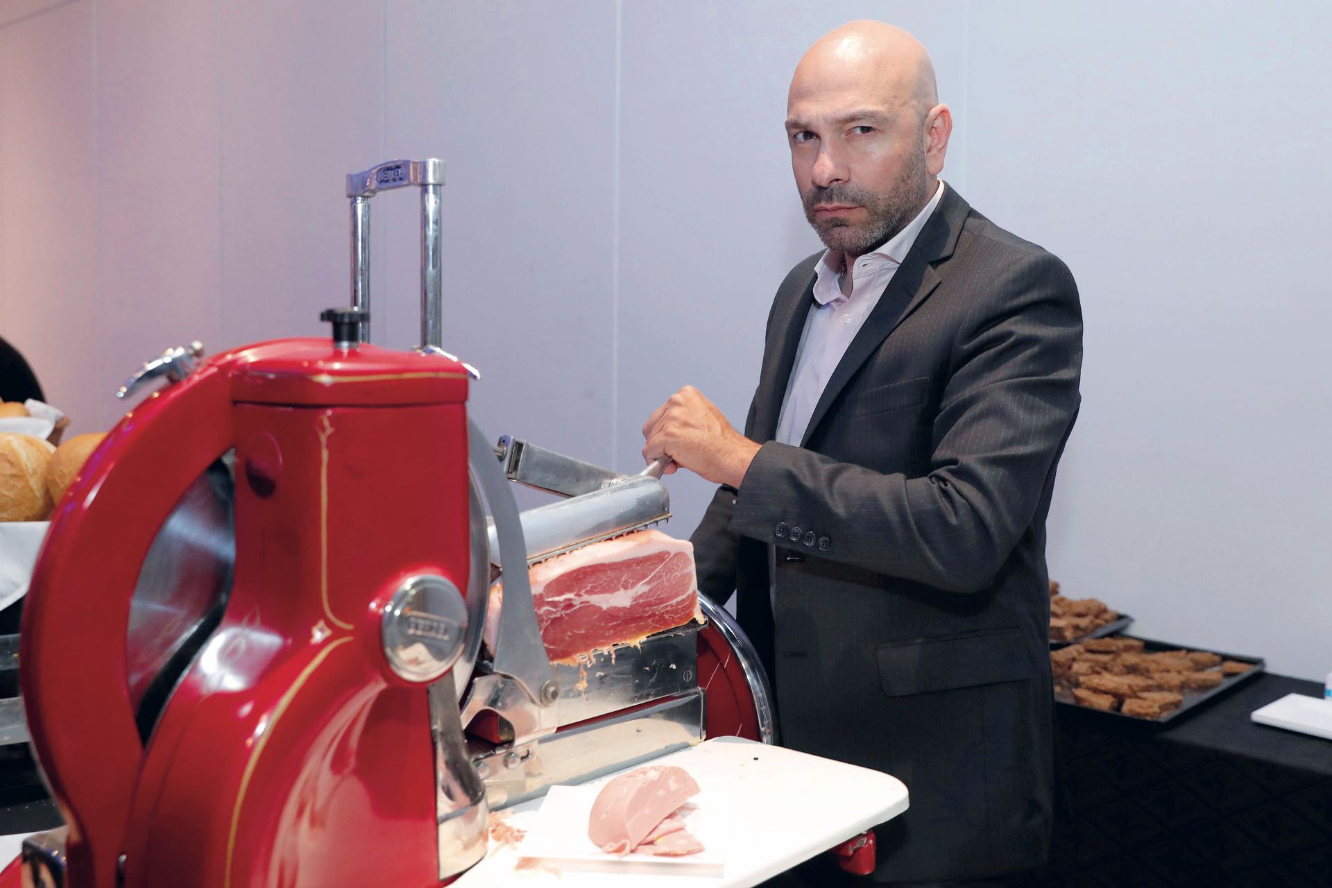 Freddy Villarreal se da el gusto de cortar el jamón de Parma. Foto: Francisco Trombetta/GENTE