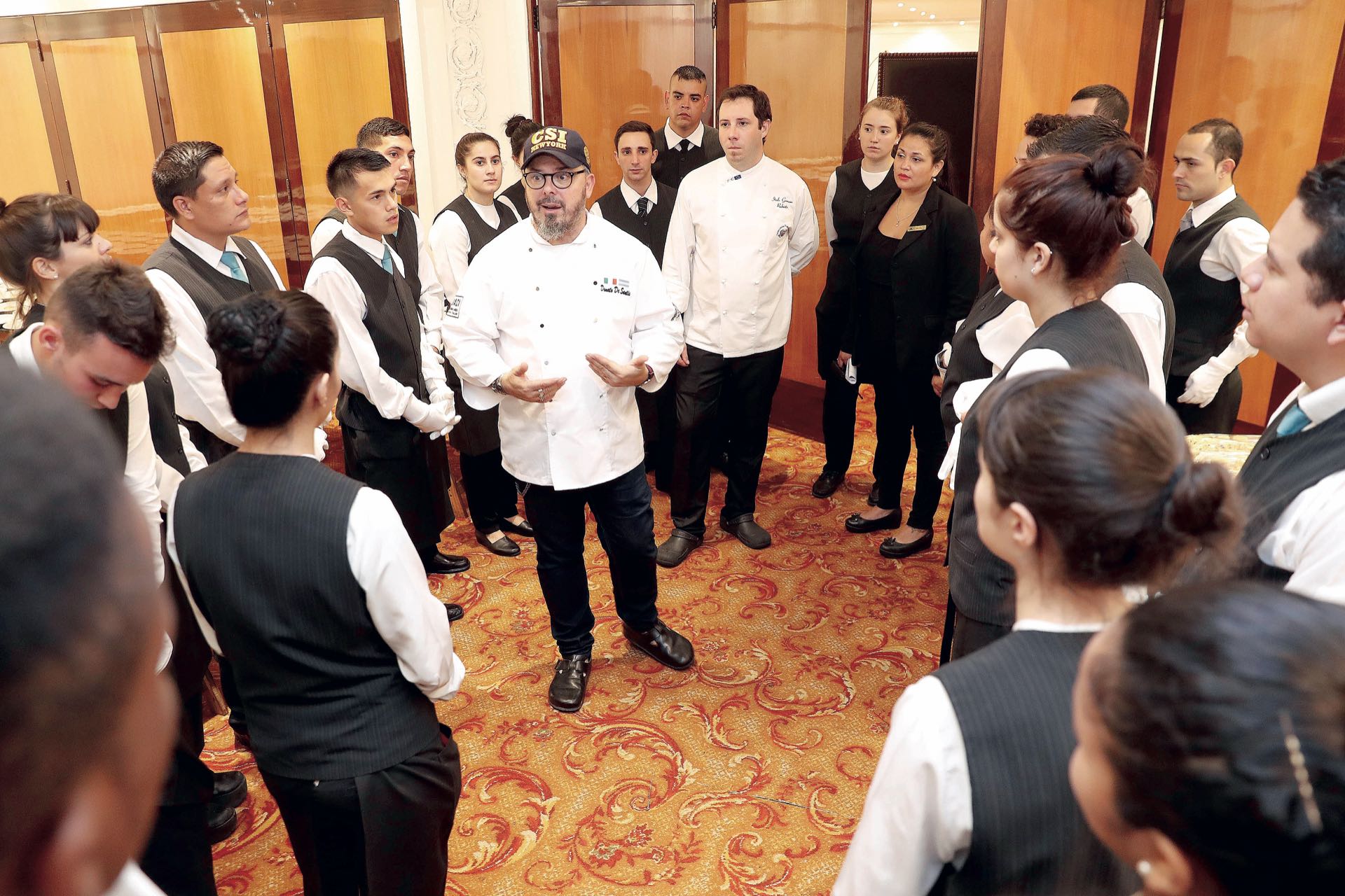 Casi como en un capítulo de MasterChef, De Santis da una charla motivacional para los mozos antes de salir al salón. Foto: Francisco Trombetta/GENTE