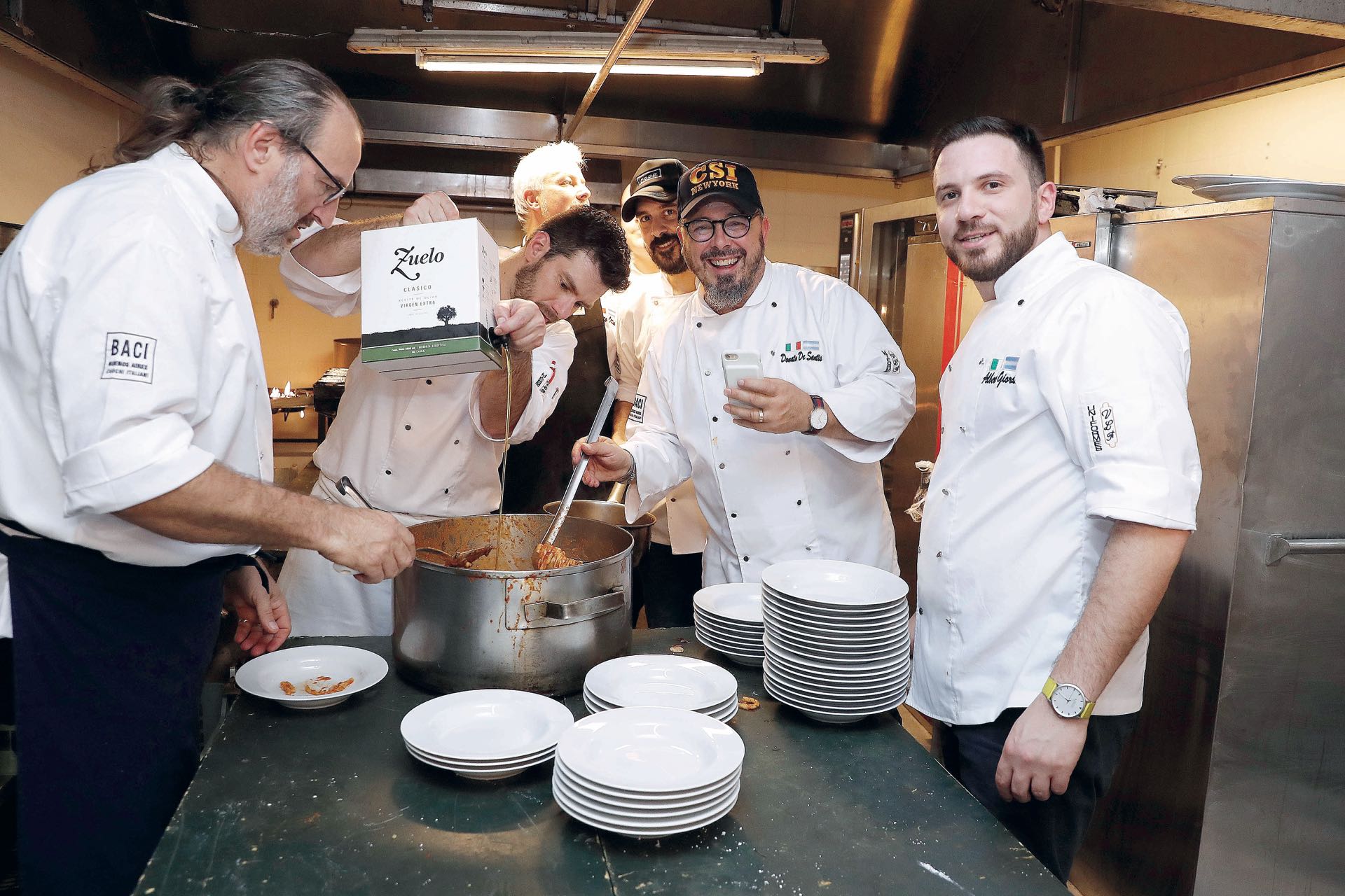 Los maestros, preparando una de las delicias que se sirvieron en el Panamericano. Foto: Francisco Trombetta/GENTE