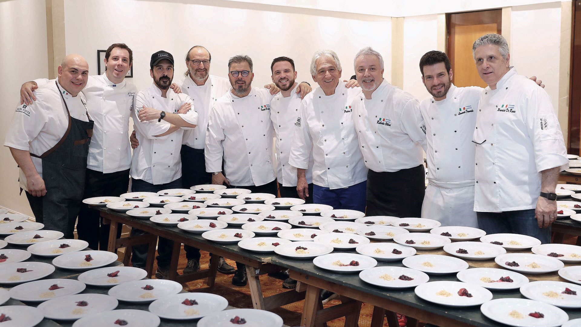 Los maestros de la cocina que hicieron posible esta noche: Paolo Spertino, Italo Germán Ruberto, Federico Scoppa, Mauro Crivellin, Donato de Santis, Giordano Alberto, Pedro Picciau, Roberto Ottini, Leonardo Fumarola y Maurizio de Rosa. Foto: Francisco Trombetta/GENTE