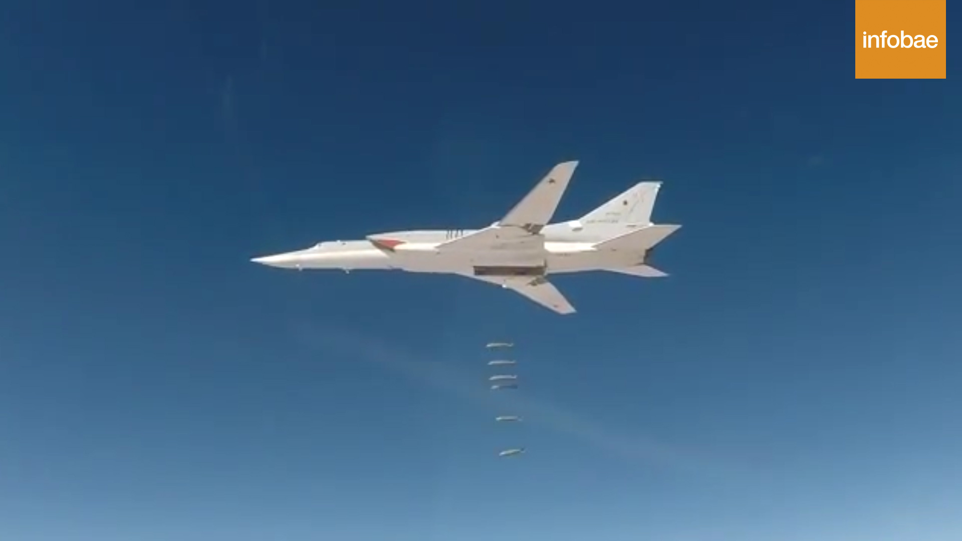 Un bombardero Tupolev Tu-22M3 lanza sus bombas sobre Siria