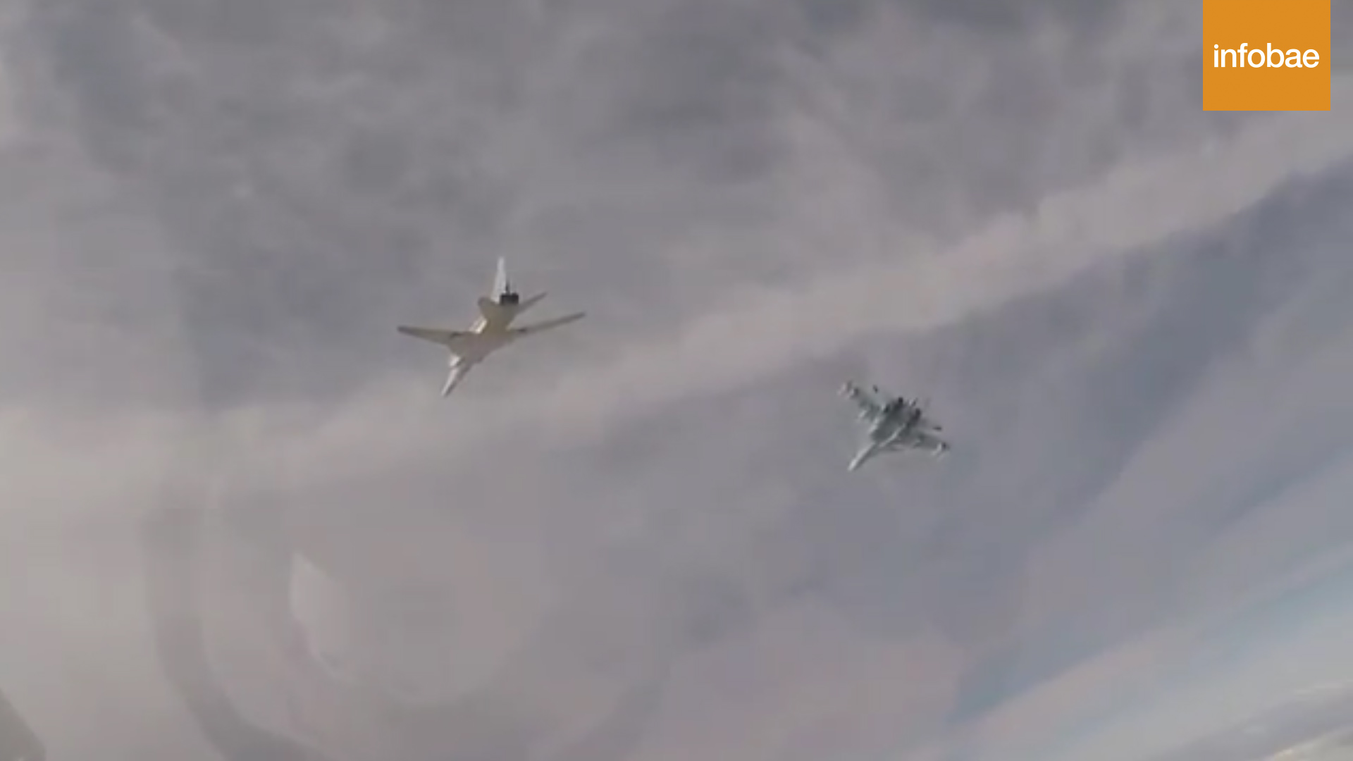 Un caza Sukhoi Su-30 o Su-35 escolta al bombardero