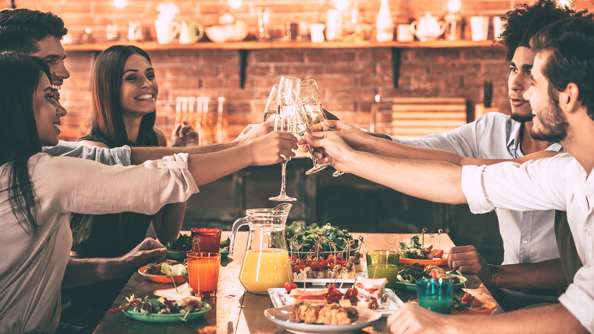 Las cenas de fin de año deben planificarse con alimentos variados y guarniciones de baja densidad calórica (Getty Images)