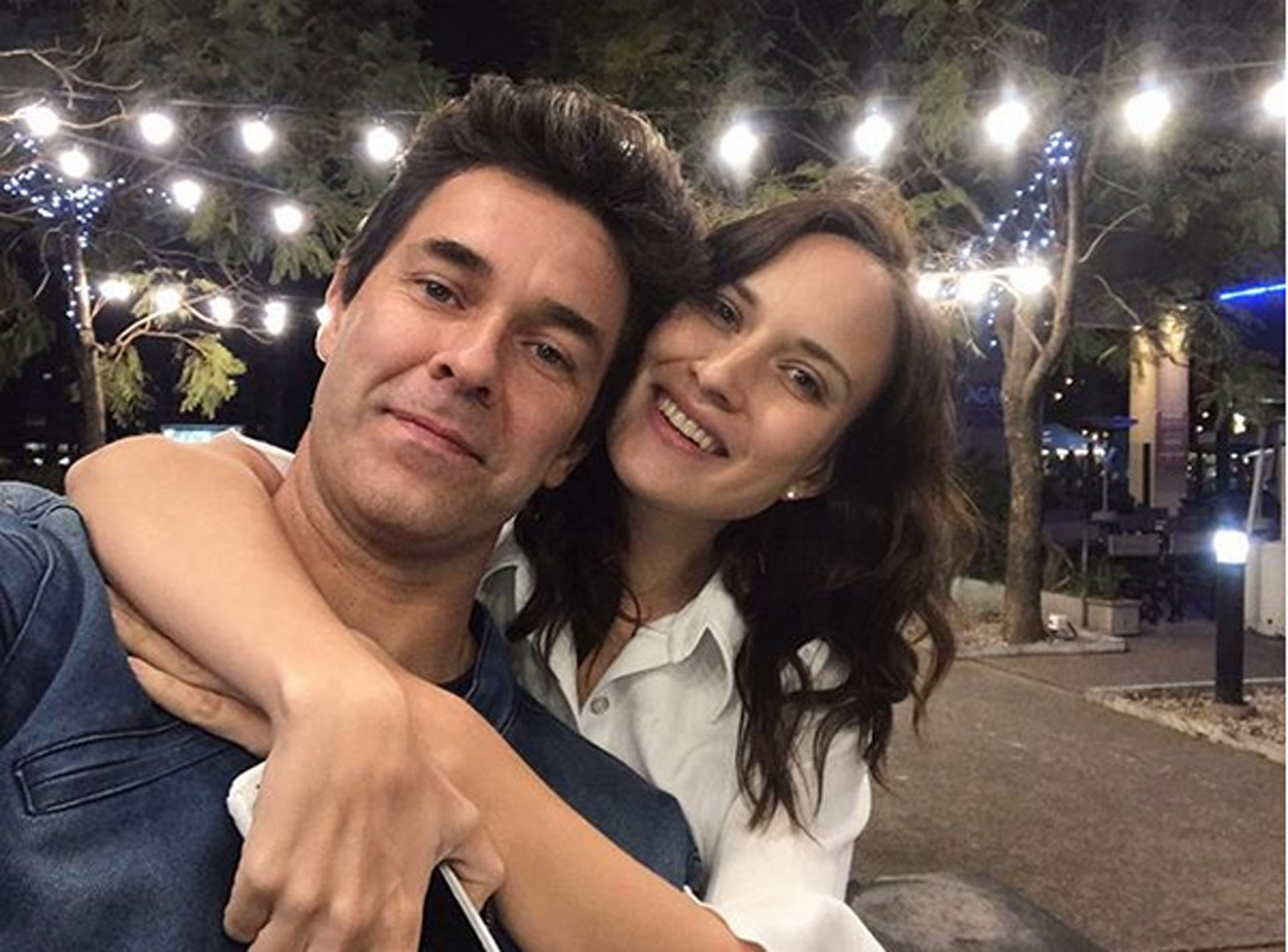 Luego de 2 años de relación y una hija, Mariano Martínez le propuso casamiento a Camila Cavallo…¡Y ella aceptó! La boda entre el actor y la joven modelo está prevista para agosto de 2019