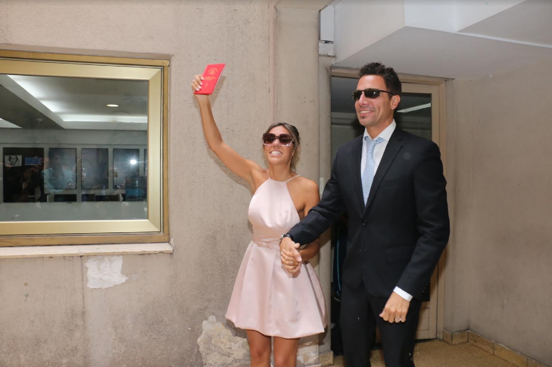 Floppy Tesouro y Rodrigo Fernández Prieto se casaron el lunes 27 en el Registro Civil de la calle Uruguay y el sábado 2 realizarán una mega fiesta para 250 invitados en Punta del Este. La pareja dio el sí pasado el mediodia y estuvieron acompañados por su hija, Moorea, de un año (Crédito: Verónica Guerman/Teleshow)