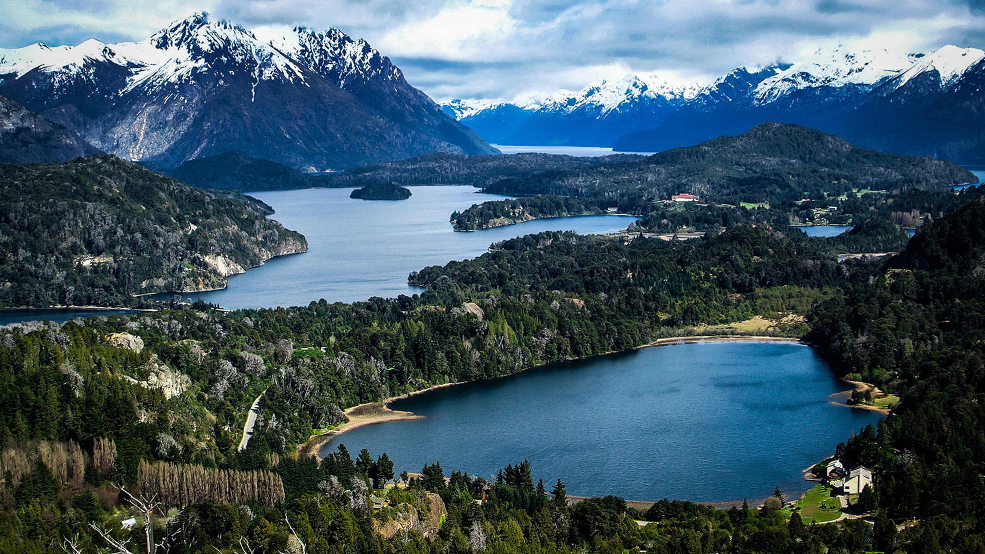 En los márgenes del lago que le da nombre, se ubican las ciudades de San Carlos de Bariloche y Villa Langostura, famosos centros de esquí internacionales. Cientos de mamíferos, aves árboles, autóctonos y peces únicos en su tipo pueblan cada rincón del famoso parque (Fotos: Parques Nacionales)