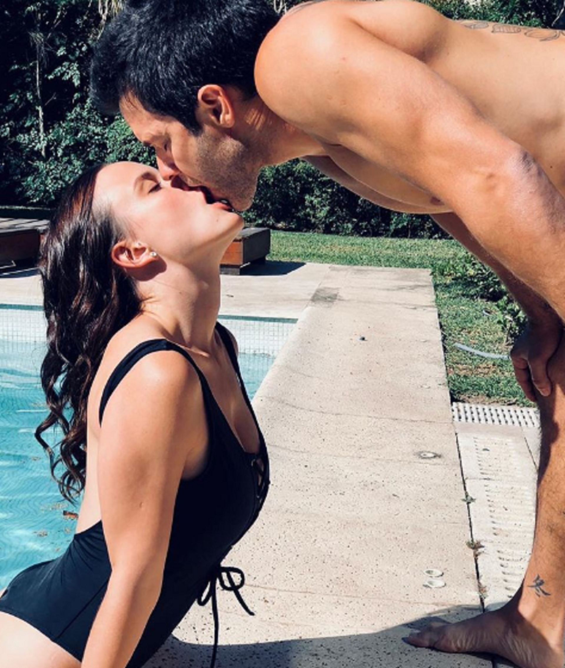 Mariano Martínez y su mujer, Camila Cavallo, disfrutaron de una tarde a puro sol y pileta y se mostraron muy cariñosos en las redes sociales. El actor y la modelo publicaron fotos en sus respectivas cuentas de Instagram en las que se están besando apasionadamente