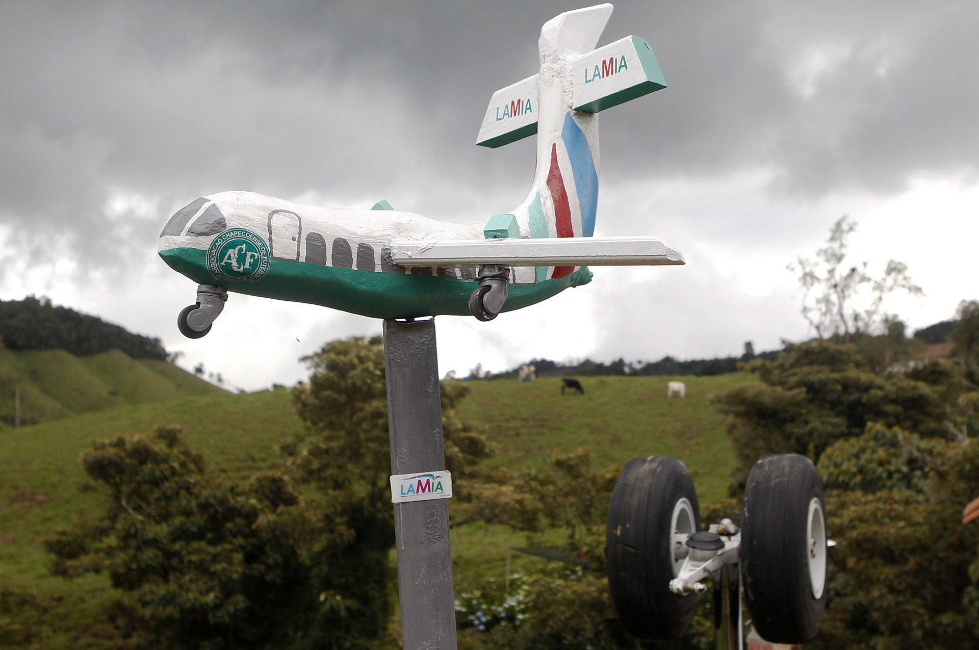 Un pequeño avión en homenaje al Chapecoense (EFE)