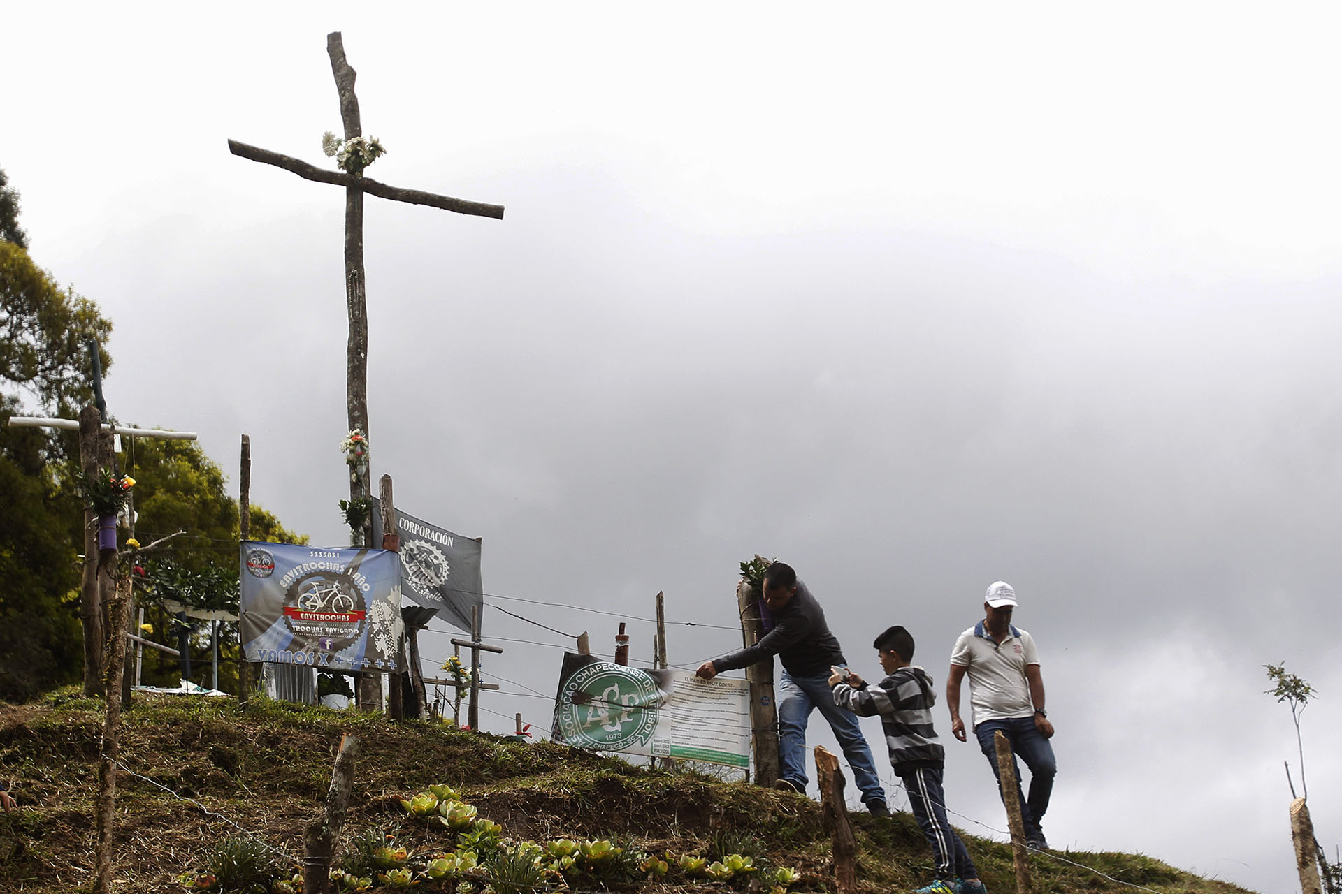 Cruces y banderas recuerdan a las víctimas (EFE)