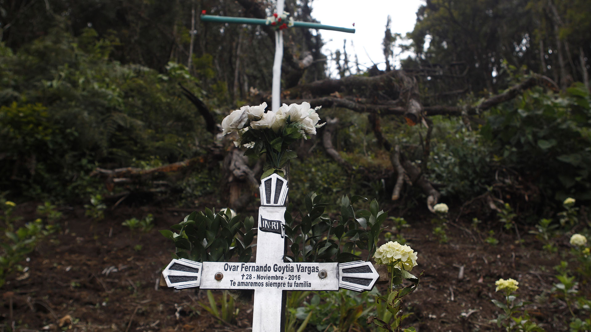 Primer plano de una cruz en honor a una de las víctimas (EFE)