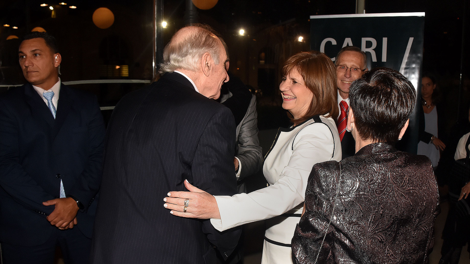 El saludo entre Fernando De la Rúa y Patricia Bullrich