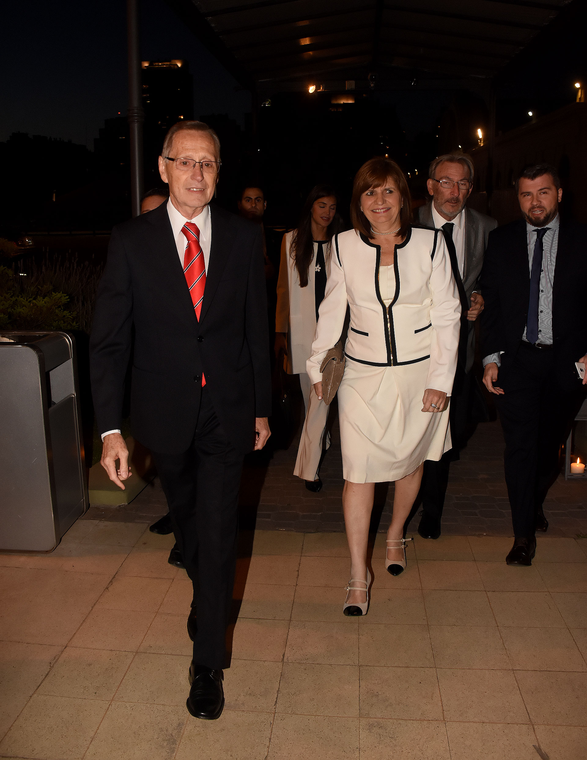 Adalberto Rodríguez Giavarini recibe a la ministra de Seguridad, Patricia Bullrich, quien llegó acompañada por su marido Guillermo Yanco