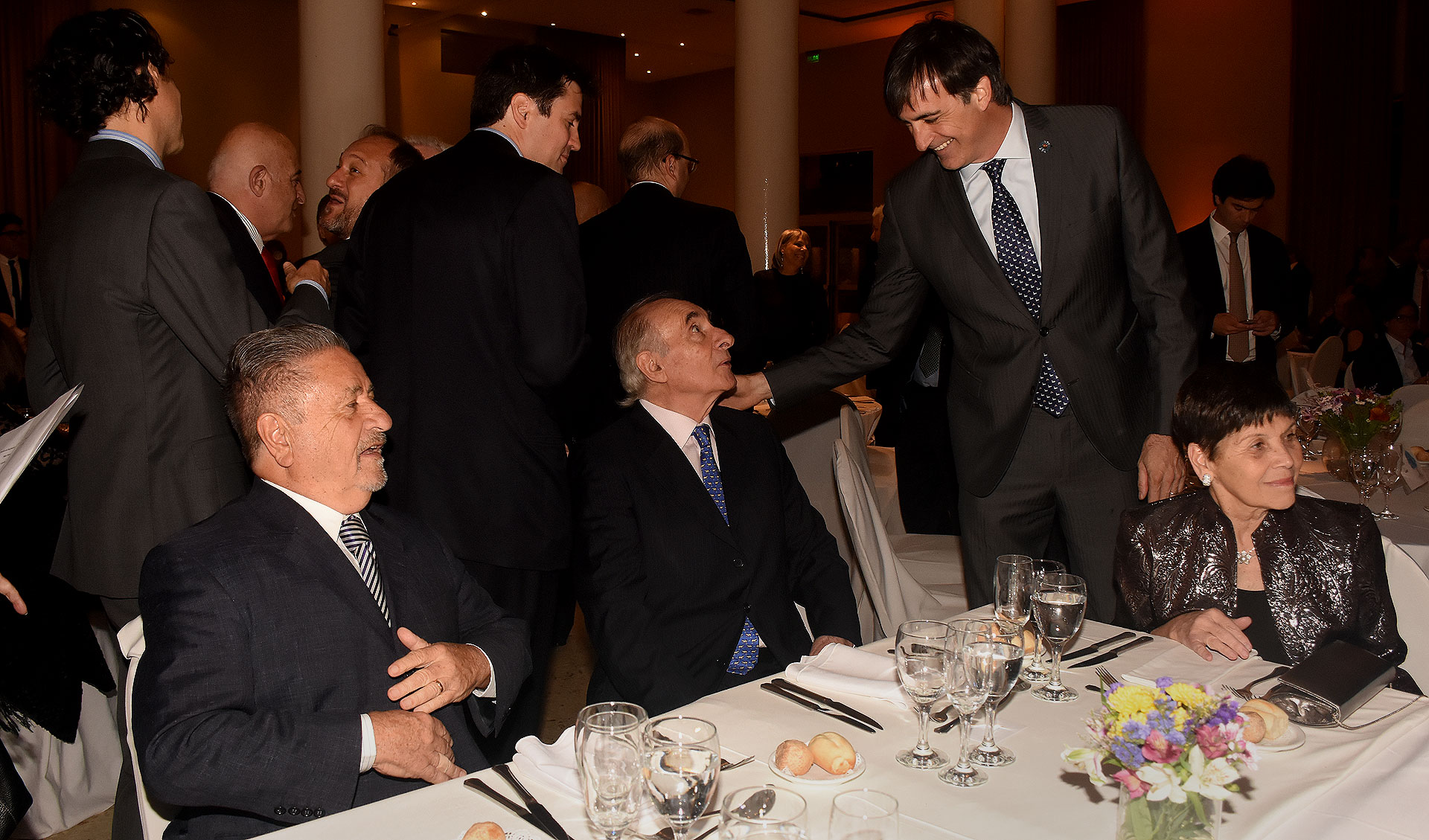 Eduardo Duhalde, Fernando De la Rúa y Esteban Bullrich en la mesa principal