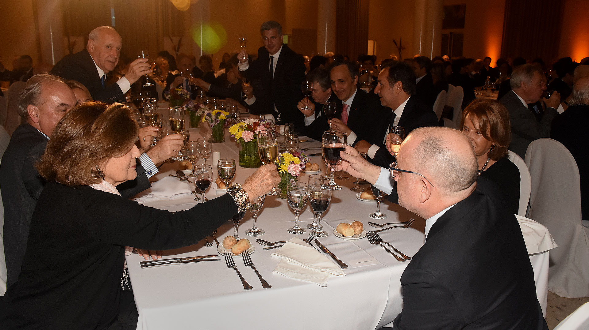 El brindis en la mesa principal tras el discurso del canciller Jorge Faurie