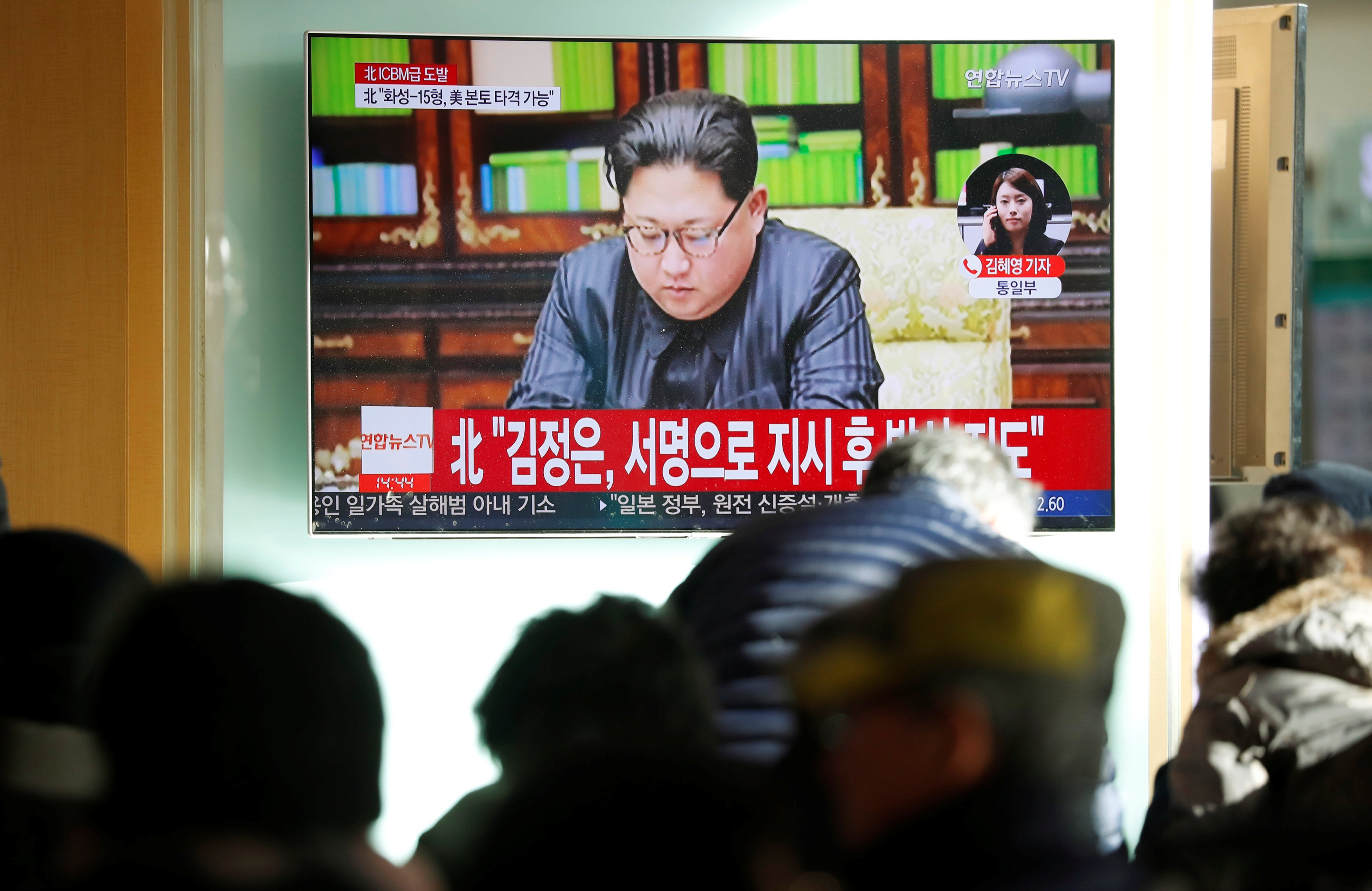 Transeuntes miran las noticias sobre el lanzamiento del misil de Corea del Norte en Seúl, Corea del Norte (REUTERS/Kim Hong-Ji)