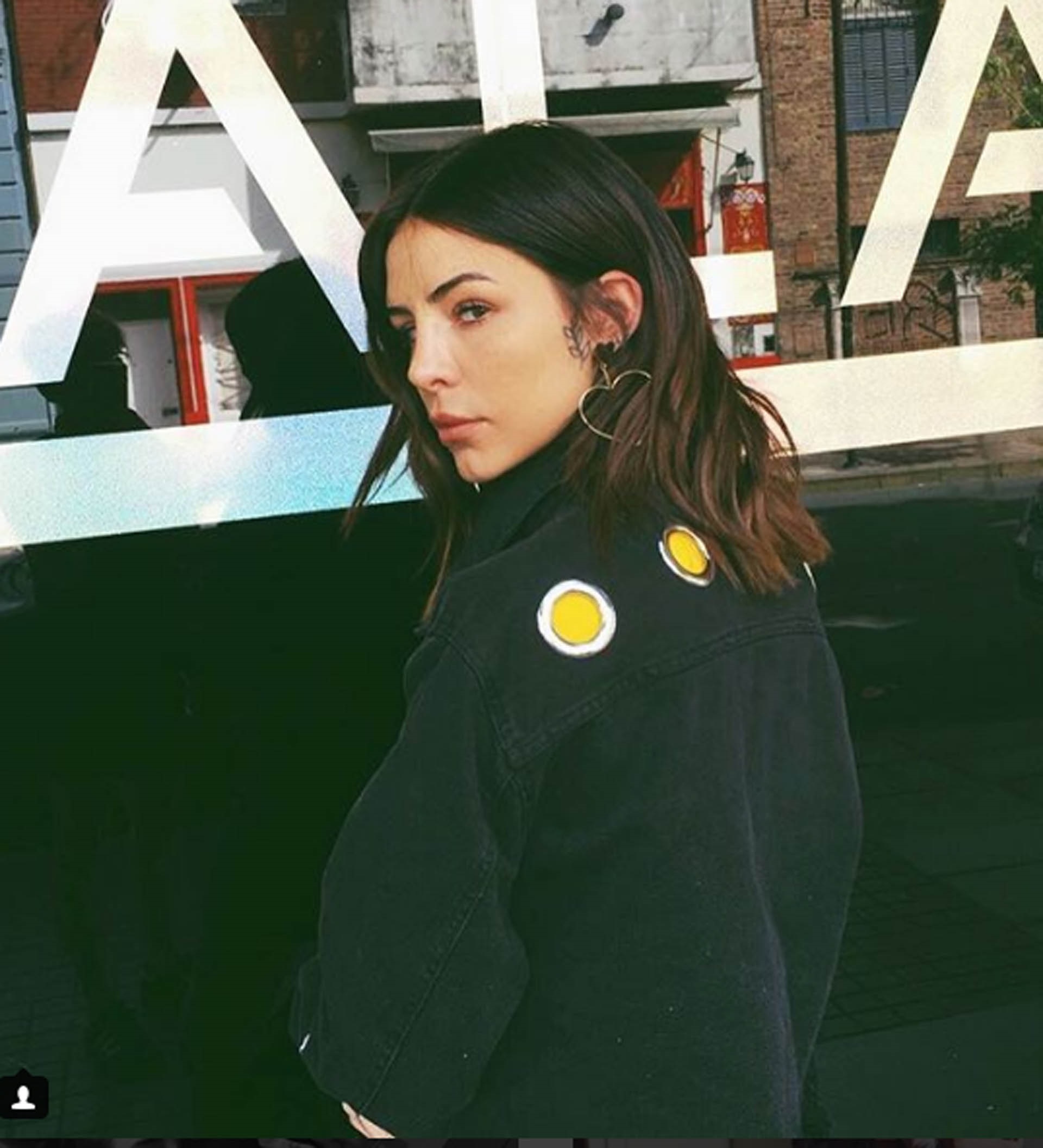 Candelaria Tinelli se cortó el pelo y se arrepintió del cambio. “Me hice la cool con el lope corto y medio que me quiero cortar los huevos”, escribió la it girl en las redes sociales en las que compartió fotos de cómo le quedó su nuevo look