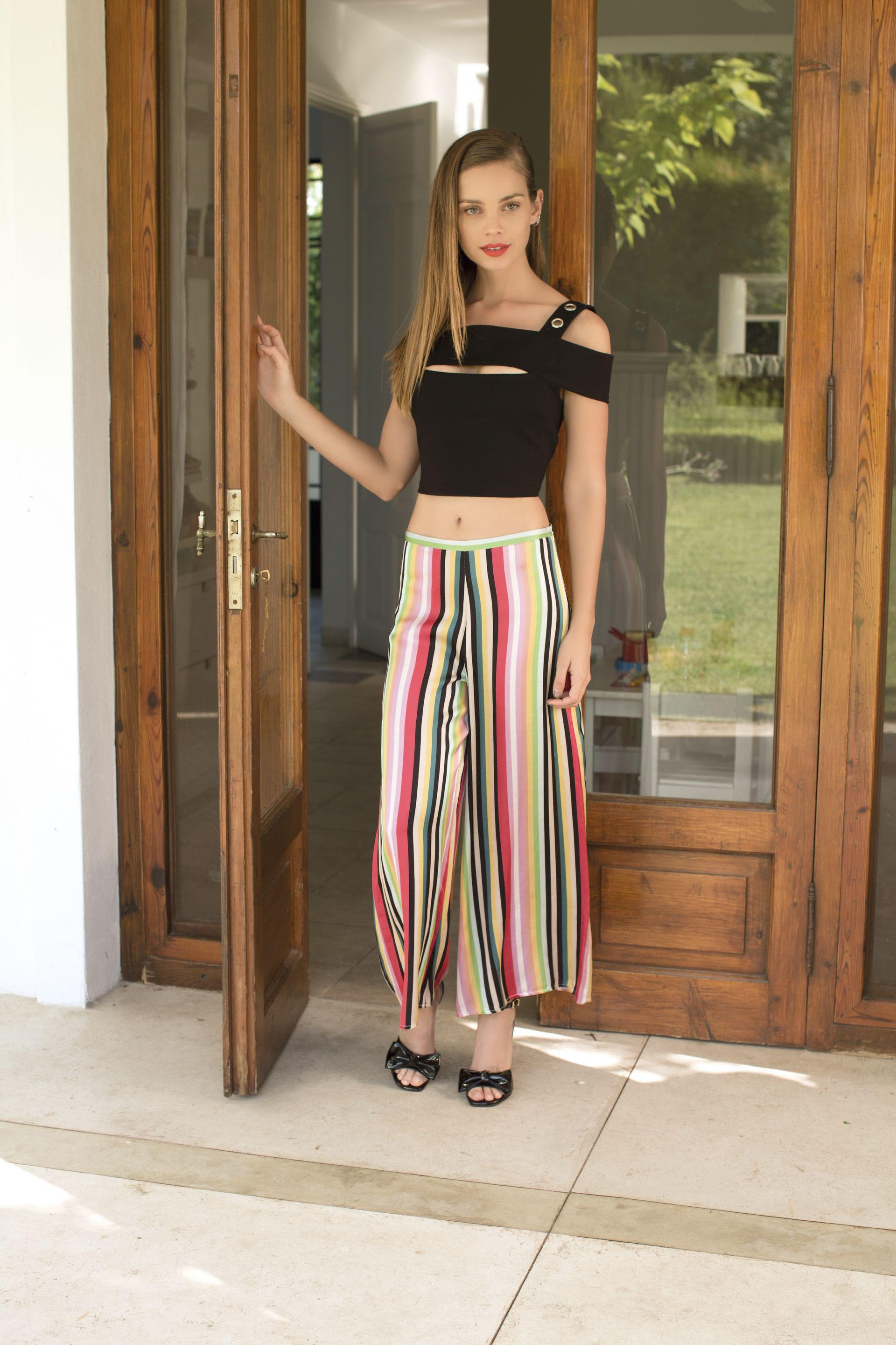 Top off the shoulder ($ 1.600, Uma), palazzo de satén rayado ($ 3.650, Carmela Achaval) y sandalias con moño.