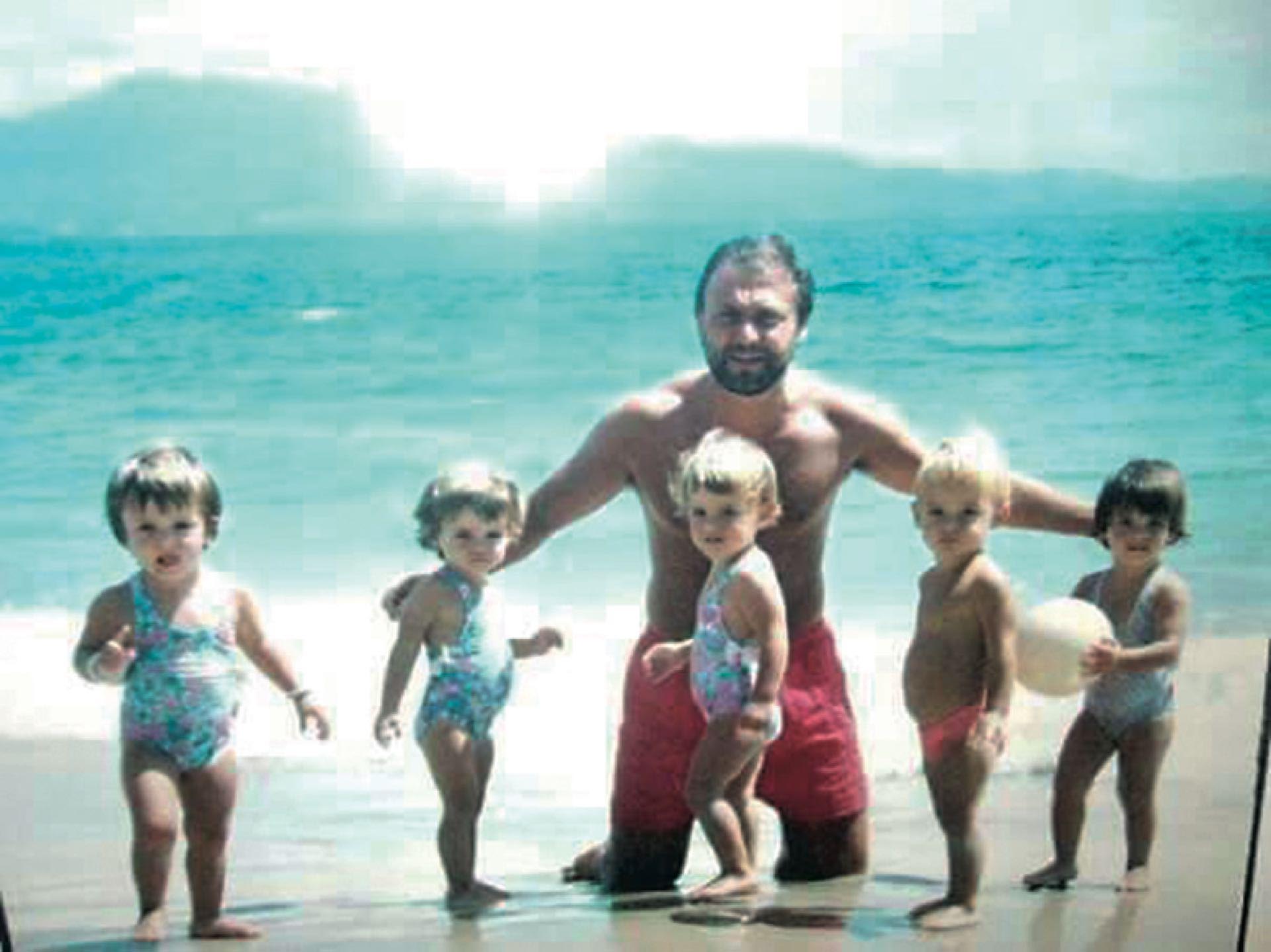 De chicos, con su papá de vacaciones.