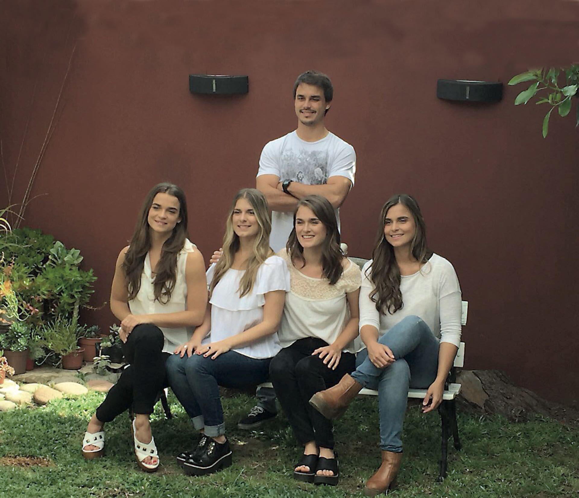 Los quintillizos Riganti hoy: Franco y de izquierda a derecha: Camila, Sofía, Catalina y Martina.