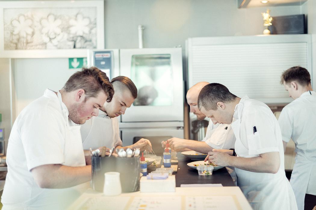 Chefs trabajando en la cocina de Maaemo (fotos de Anne Valeur)