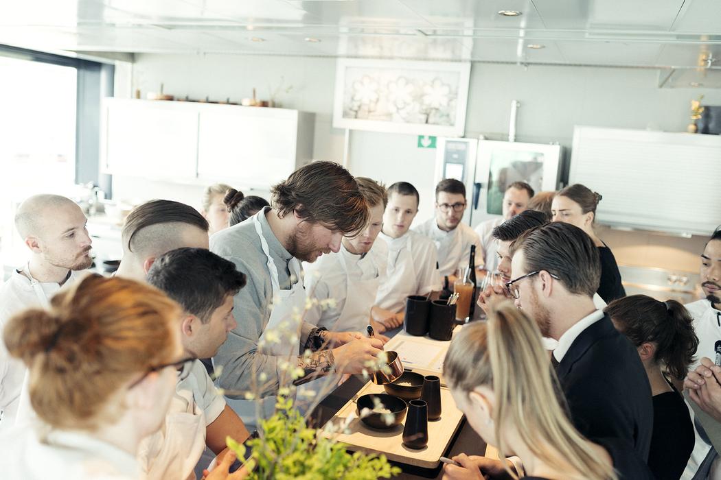 Esben Holmboe Bang haciendo una demostración al personal de Maaemo