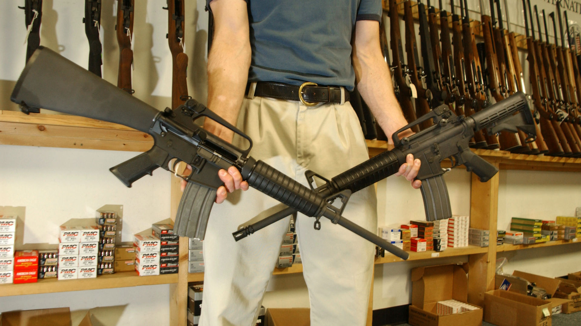 El empleado de una tienda de armas muestra dos rifles automáticos (Getty Images)