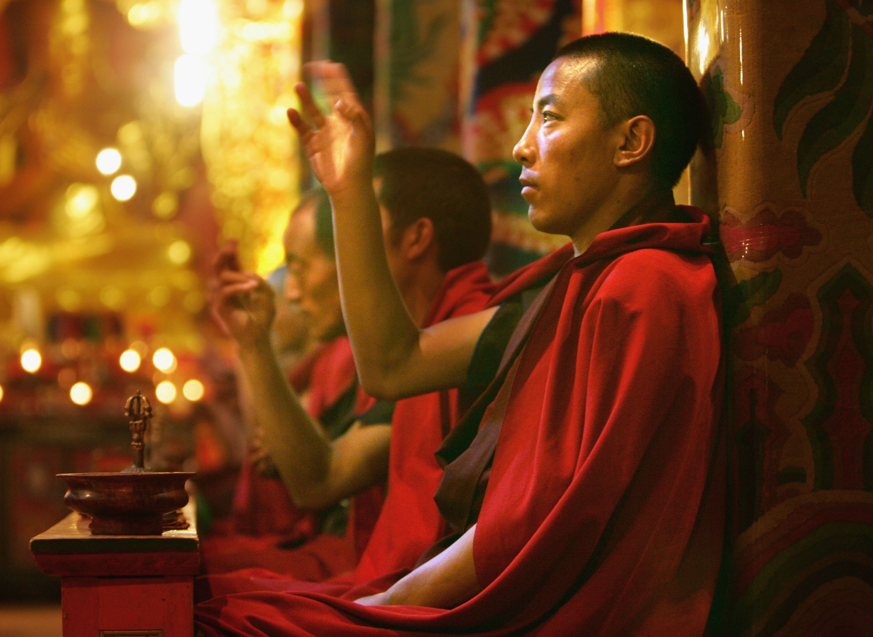 Un monje tibetano reza en el monasterio de Jal Gu Si Wu Min Fo Xue Yuan en Yushu, China (Paula Bronstein/Getty Images)