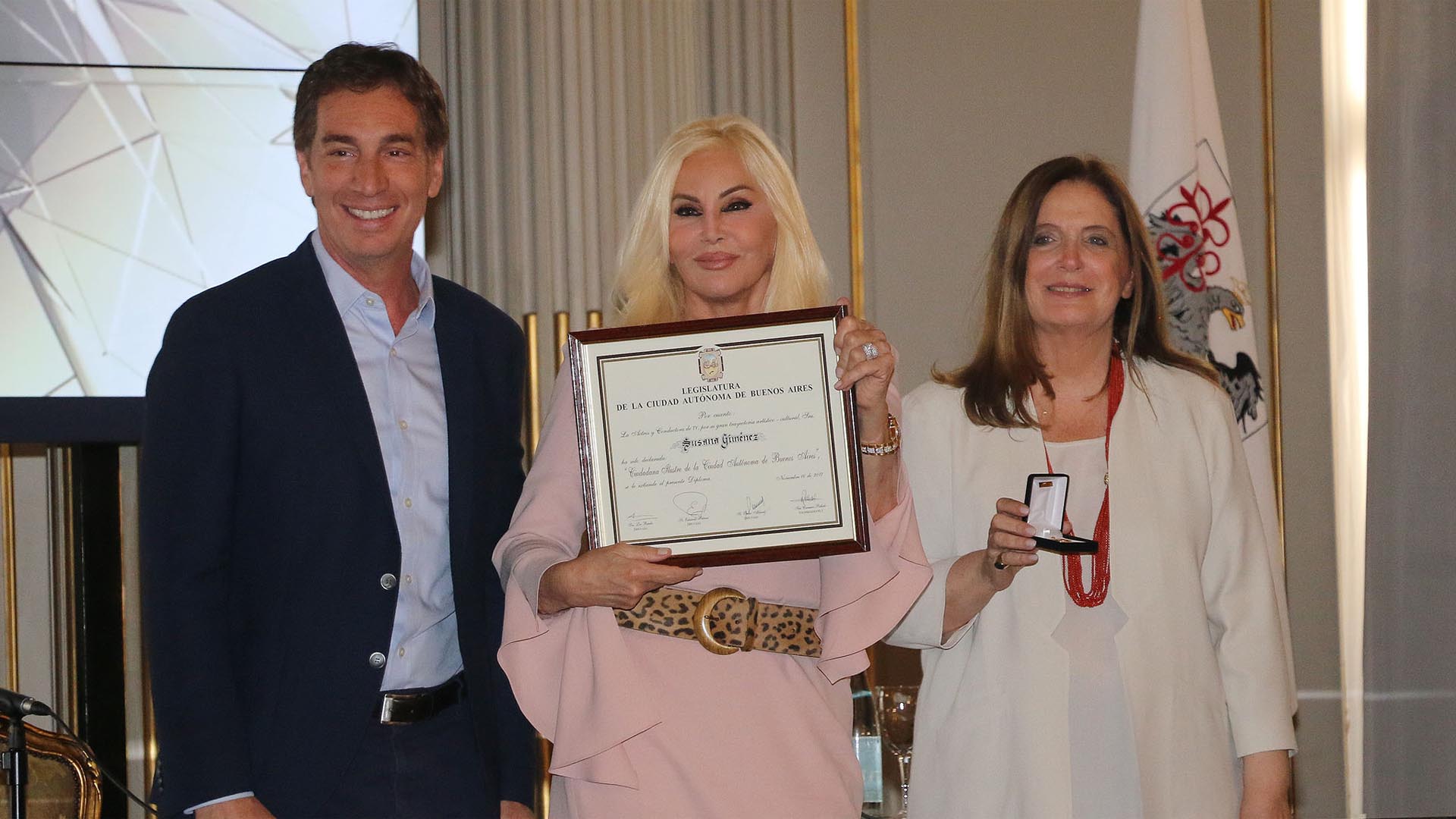 Susana Giménez fue declarada Ciudadana Ilustre de la Ciudad de Buenos Aires en un evento que se llevó a cabo en la Legislatura porteña. Con el vicejefe de Gobierno porteño, Diego Santilli, a la cabeza, el acto tuvo lugar en el Salón Dorado del Palacio Municipal, donde la conductora contó con el respaldo de su círculo íntimo y sus amigos más cercanos (Crédito: Teleshow/Verónica Guerman)