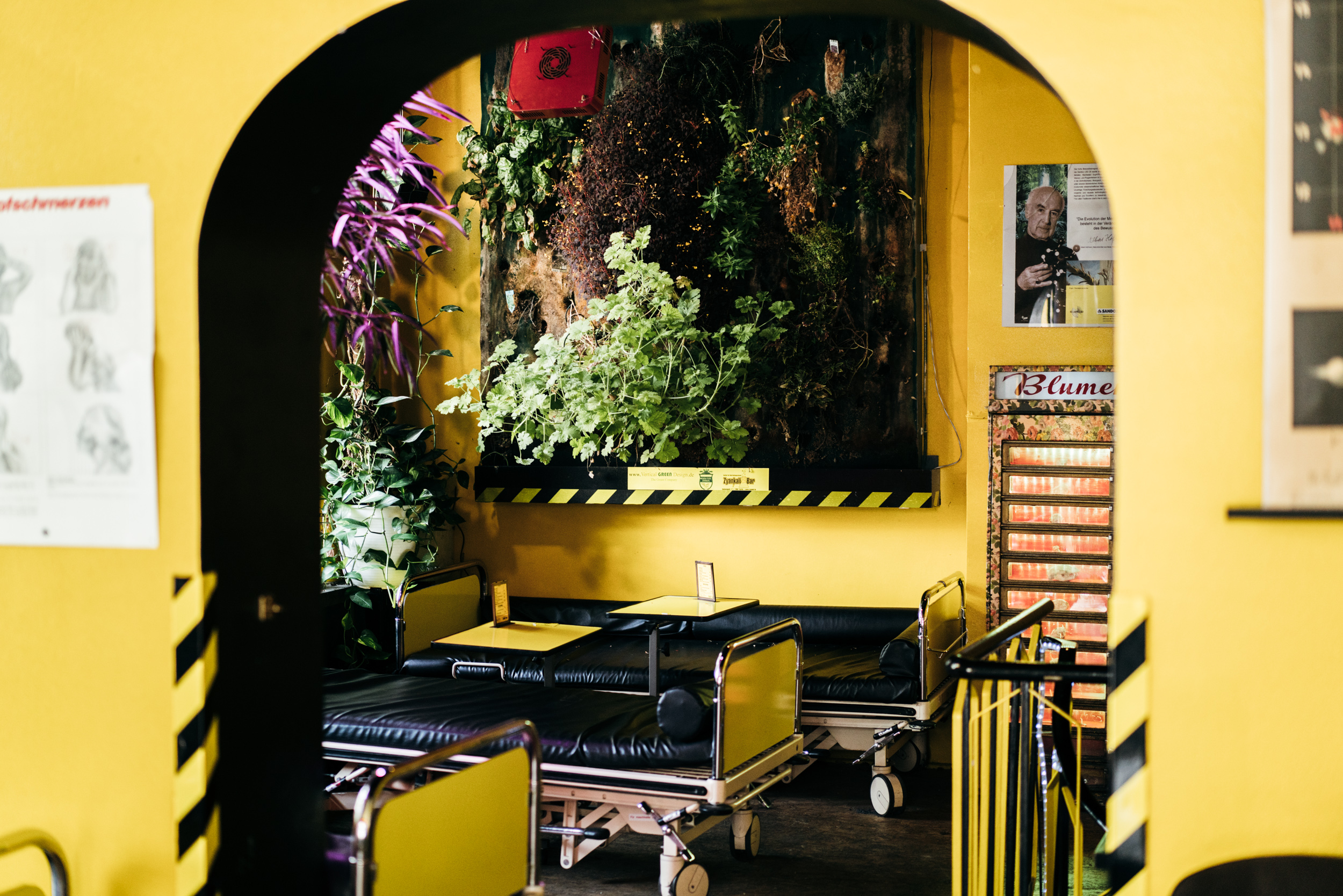 El bar Zyankali tiene camillas de hospital como asientos